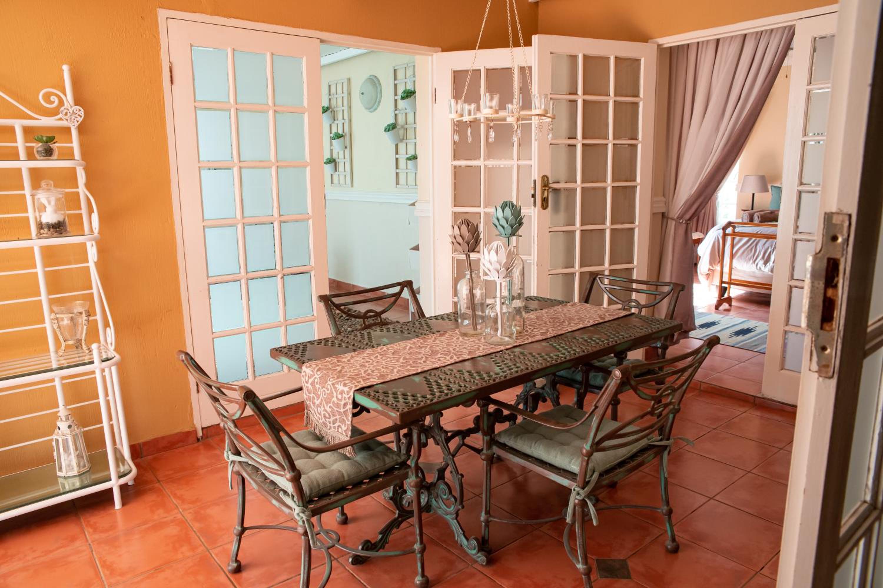 Double Room with Patio - Photo 4