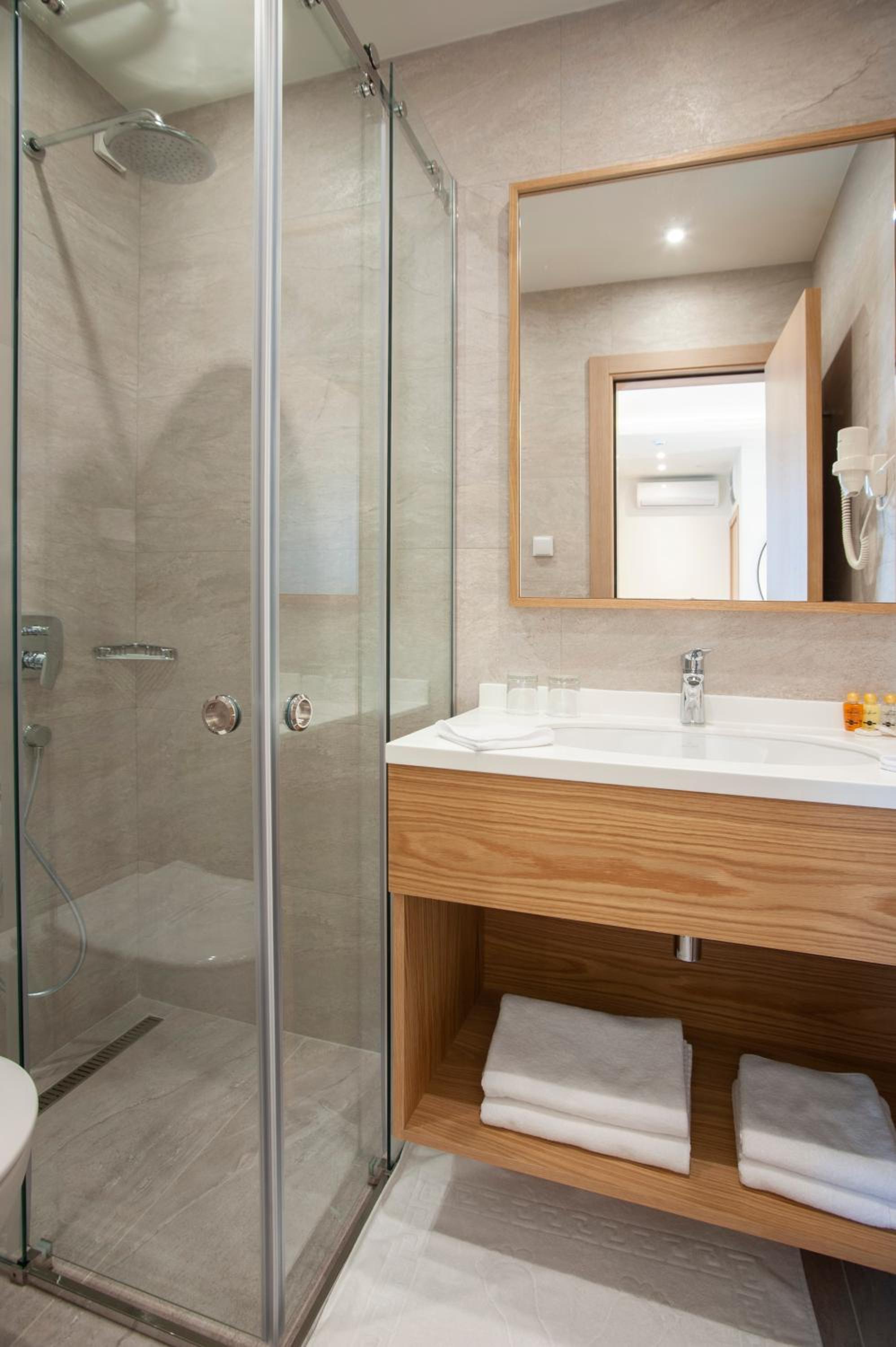 Double or Twin Room - Photo 5
