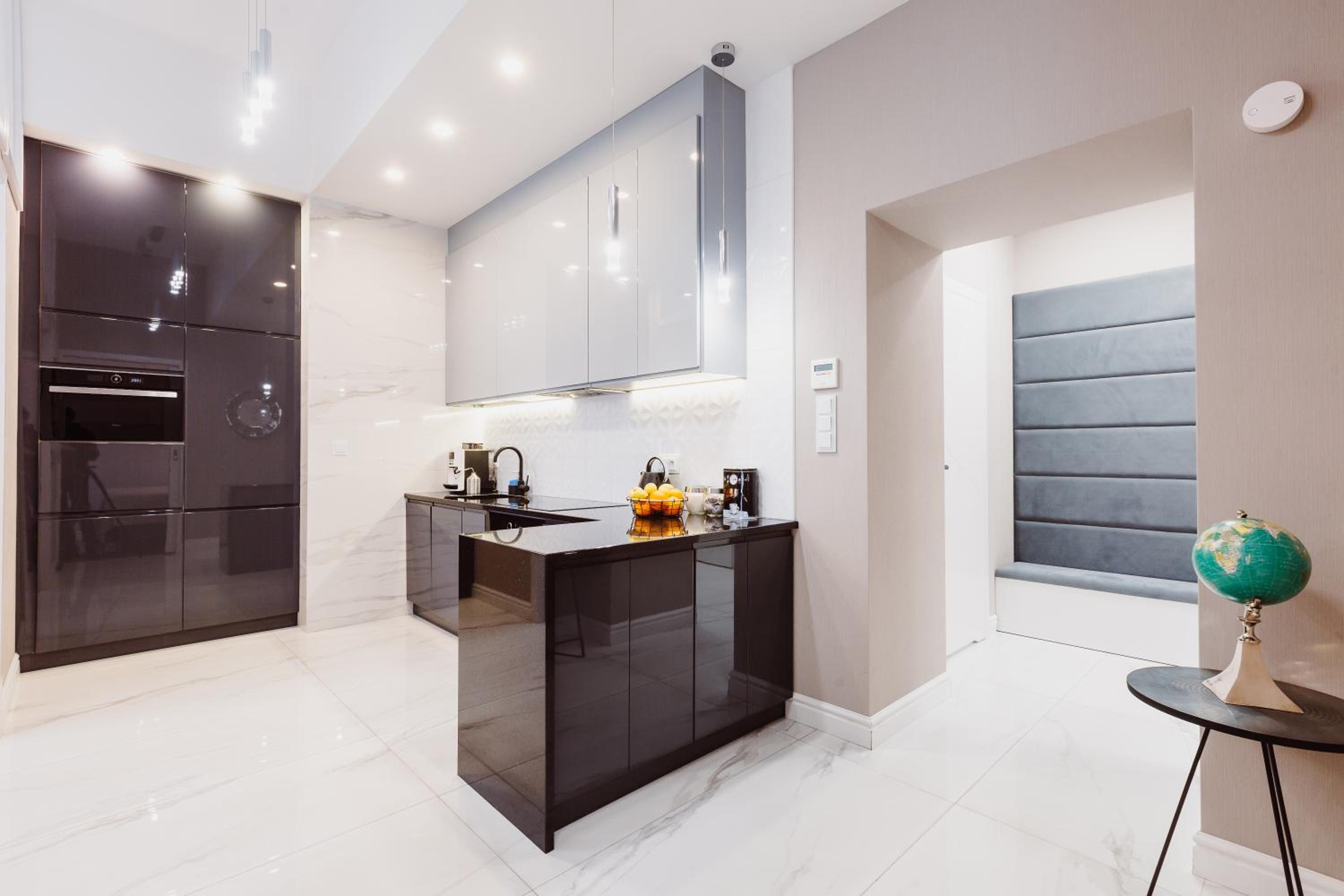 Deluxe One-Bedroom Suite | King-size bed | A/C photo 2