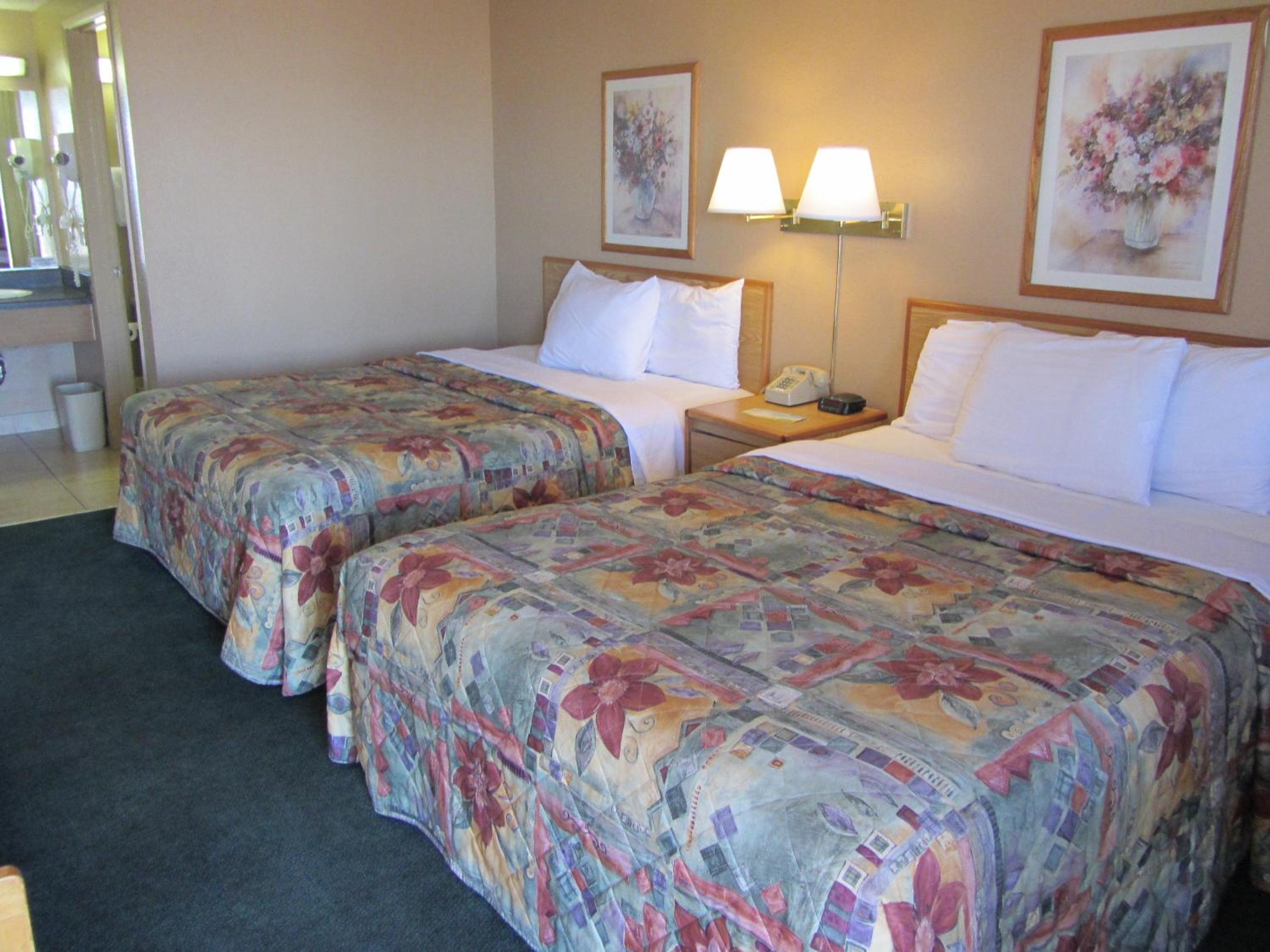 Deluxe Queen Room with Two Queen Beds - Non-Smoking - Photo 2