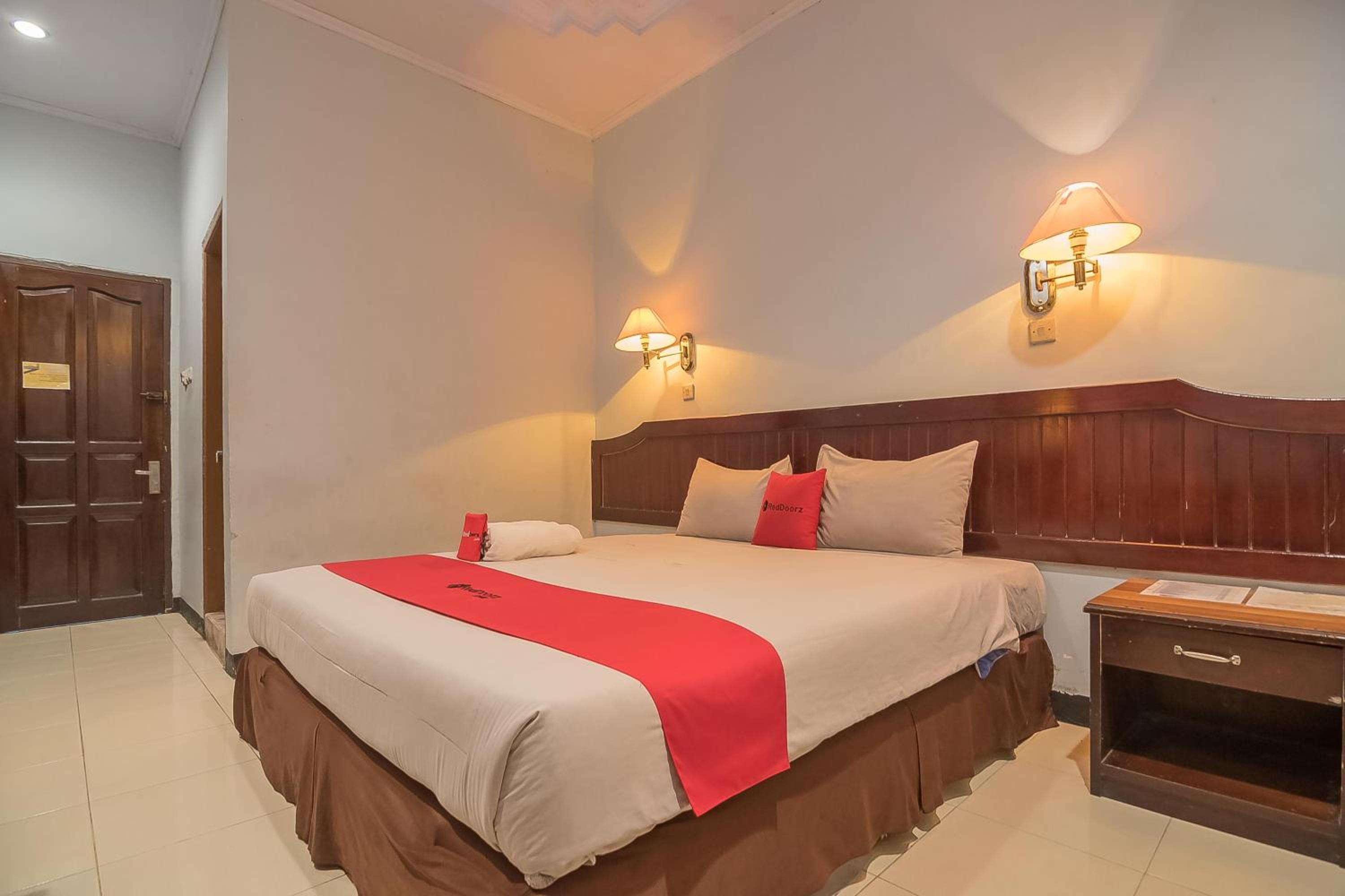 Deluxe Room - Photo 5