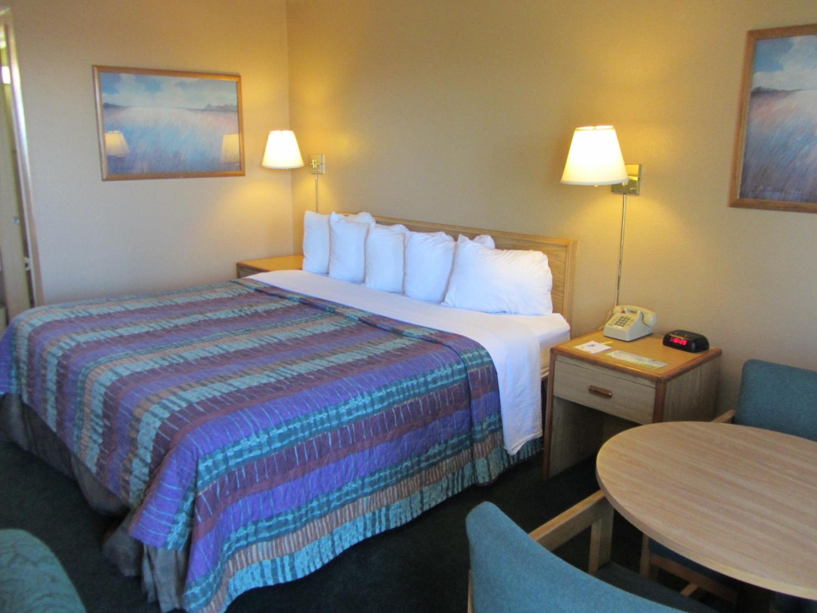 Standard Room with One King Bed - Non-Smoking - Photo 8