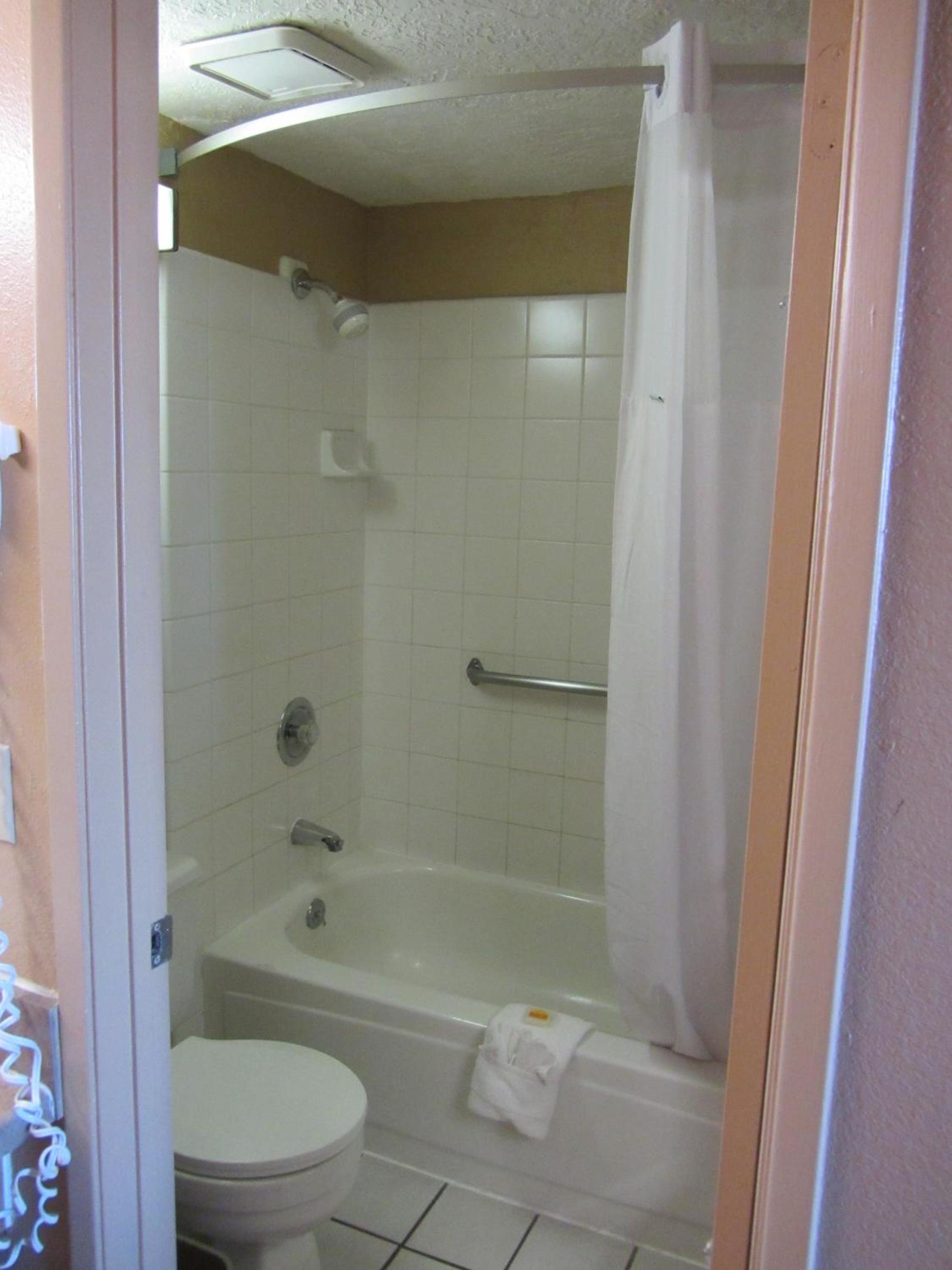 Deluxe Queen Room with Two Queen Beds - Non-Smoking - Photo 4