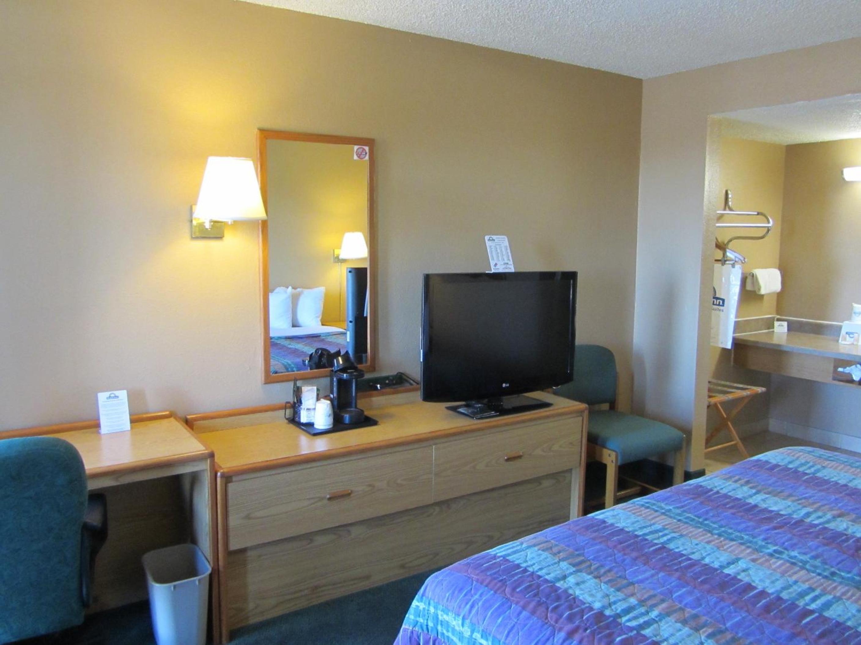 Standard Room with One King Bed - Non-Smoking - Photo 2