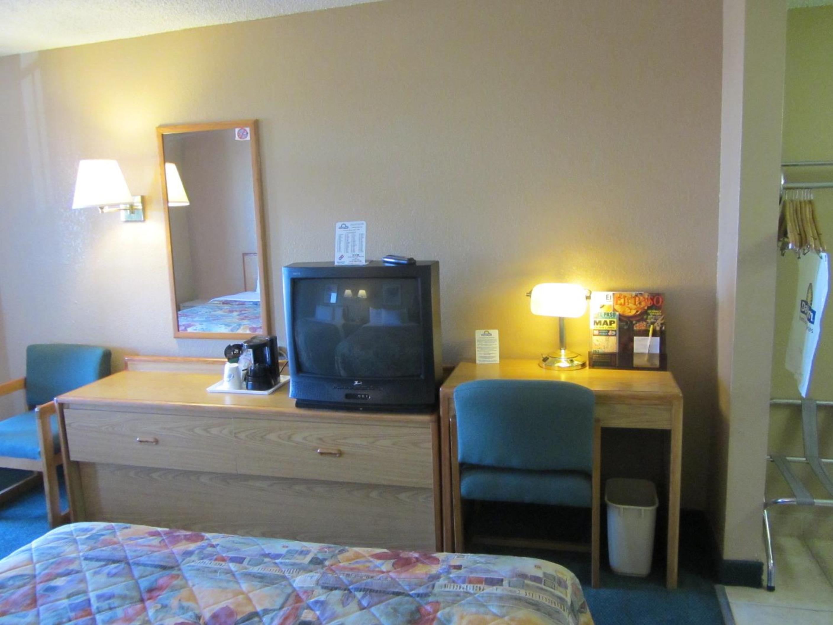 Standard Room with One King Bed - Non-Smoking - Photo 3