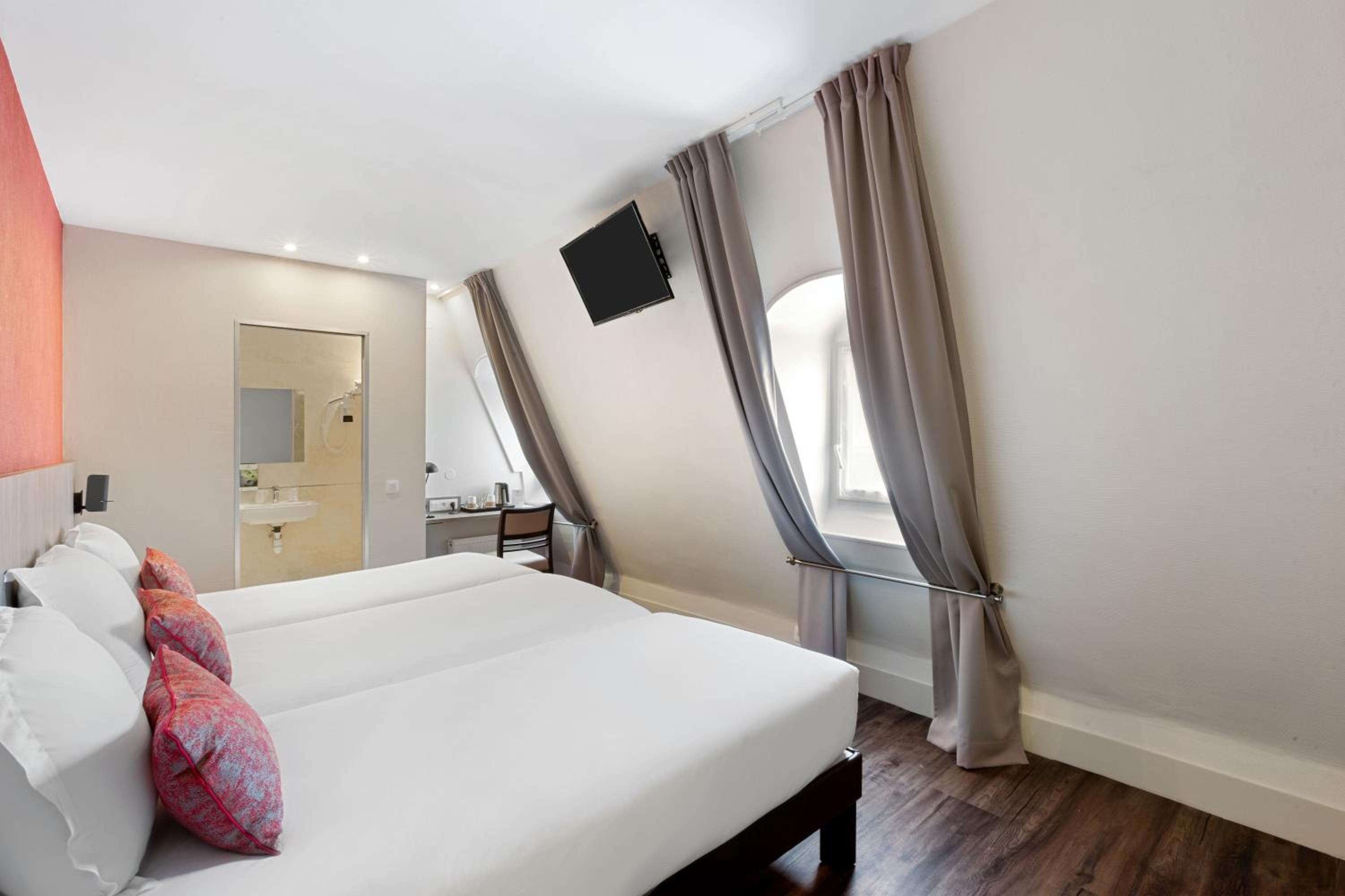 Classic Triple Room with Three Single Beds photo 3