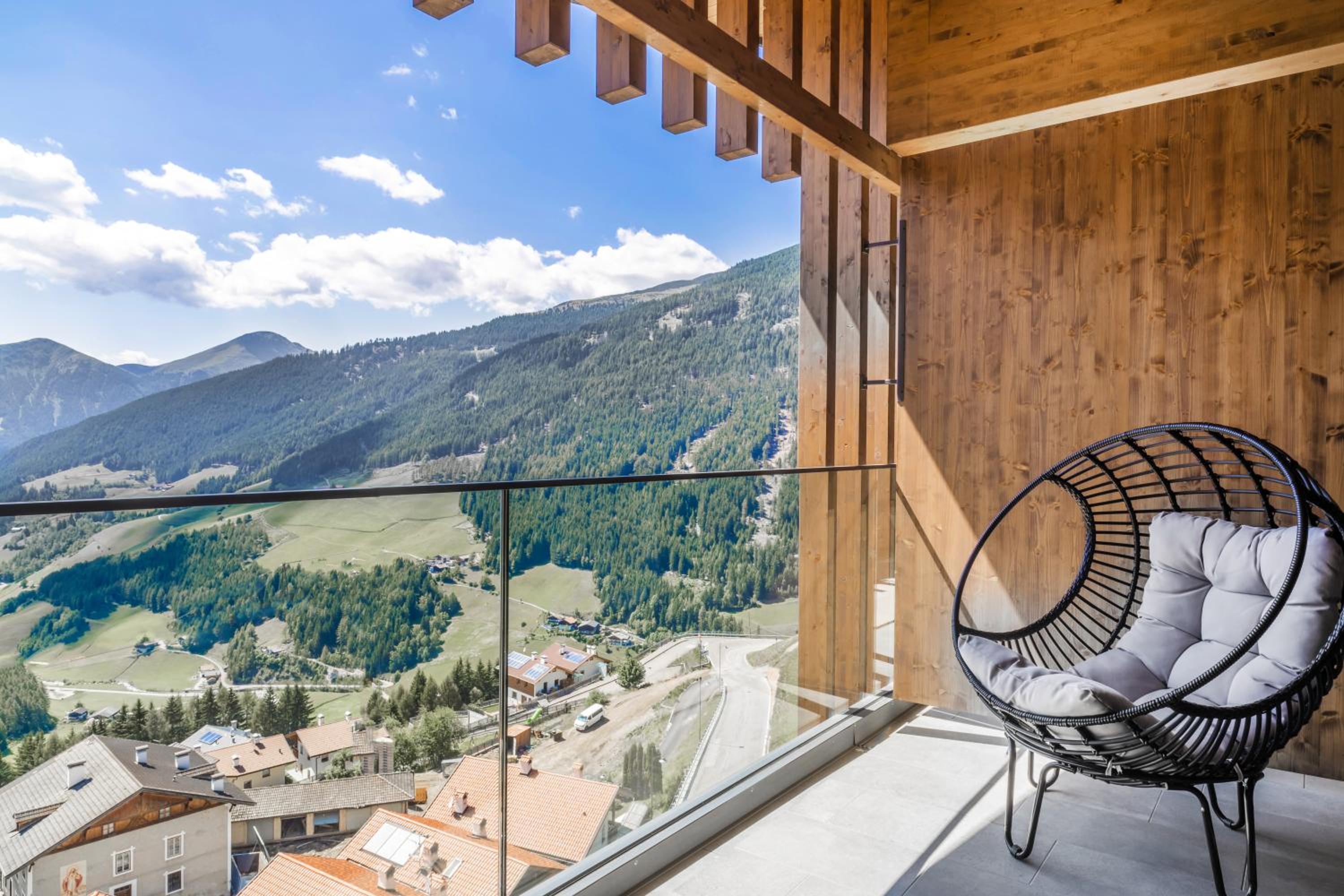 Suite with Balcony and Mountain View photo 2