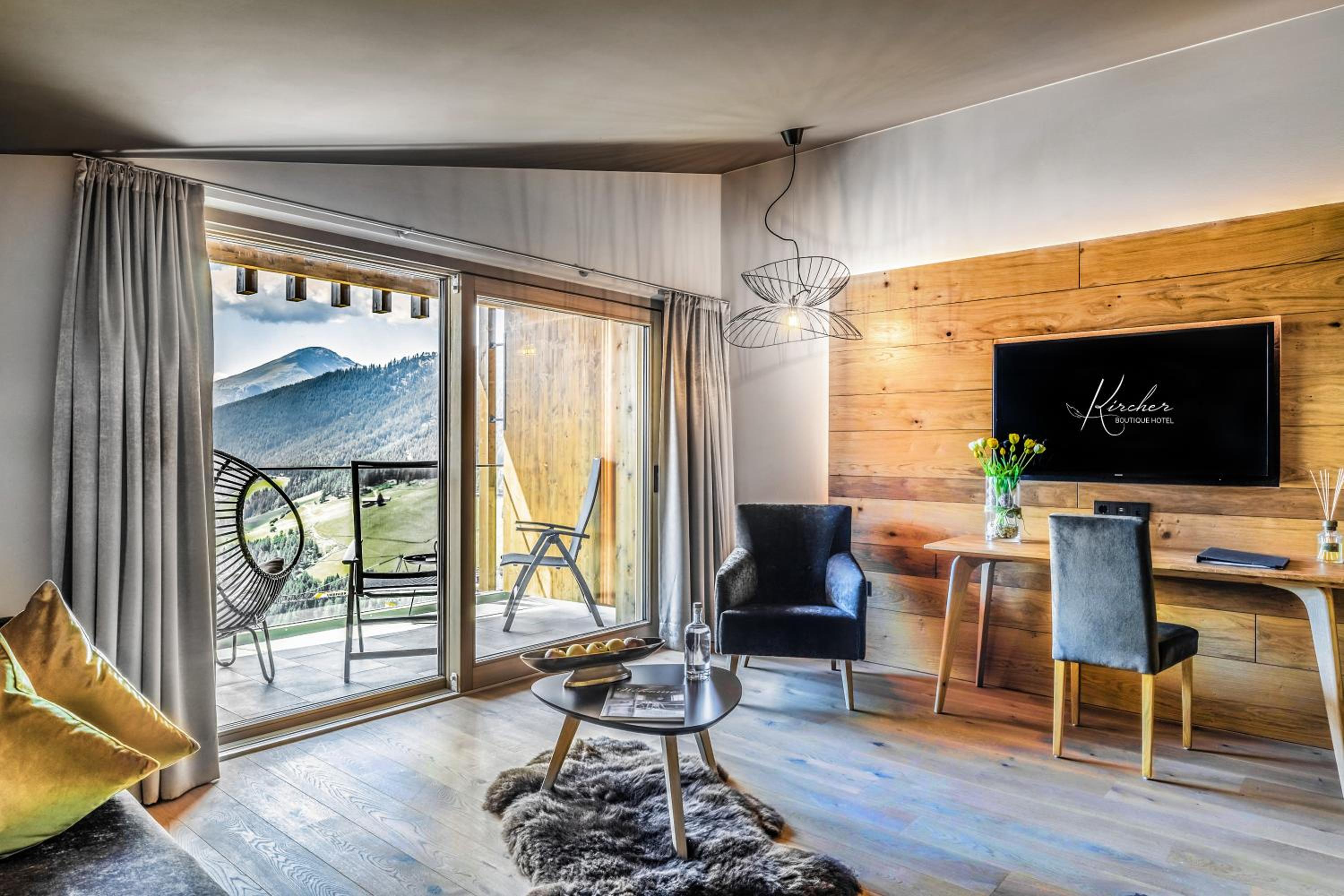 Suite with Balcony and Mountain View photo 1