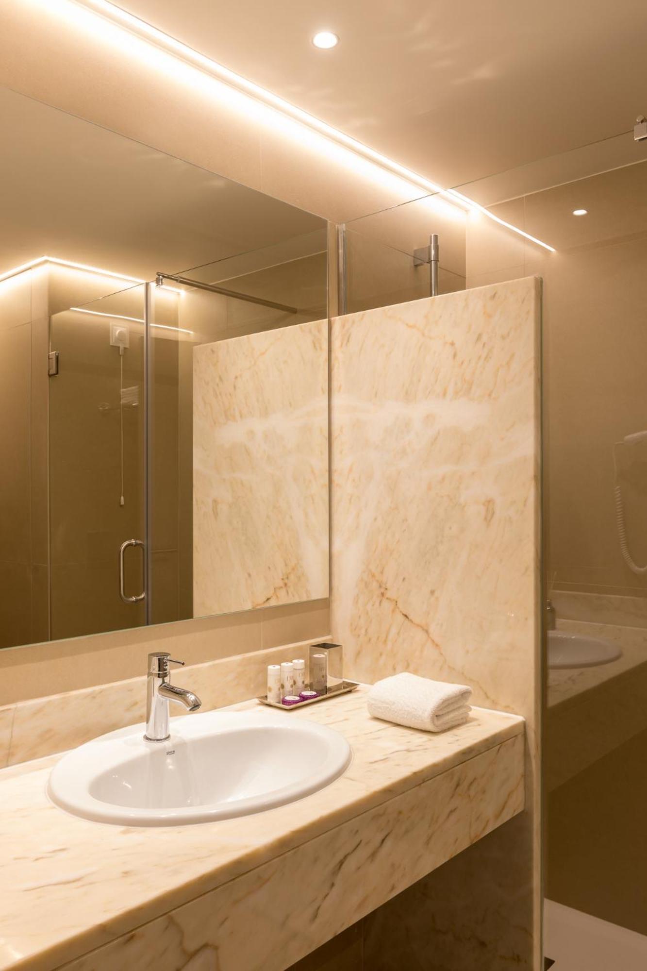 Deluxe Twin Room with Sanctuary view - Photo 6