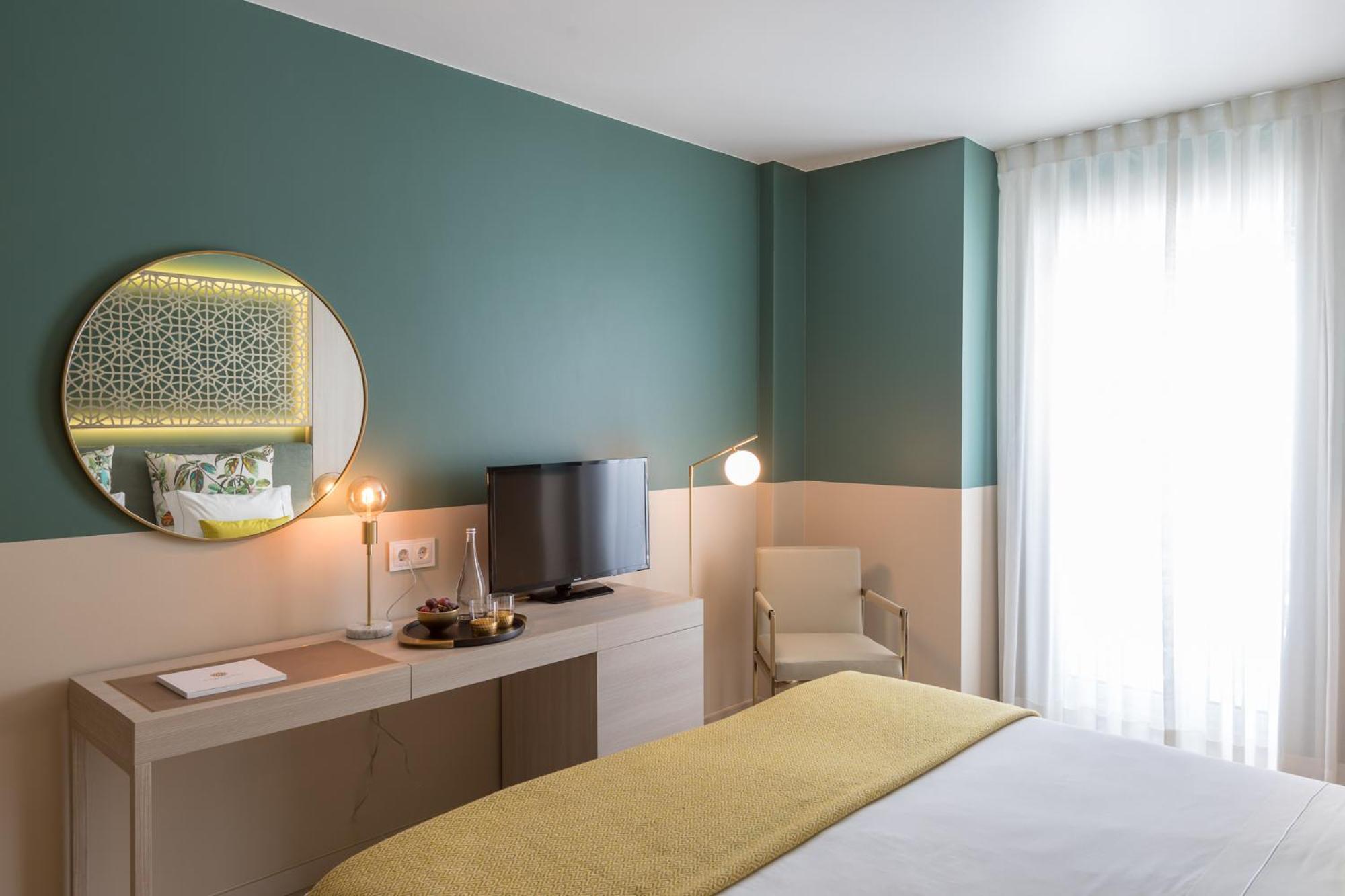 Deluxe Double Room with Sanctuary view - Photo 5