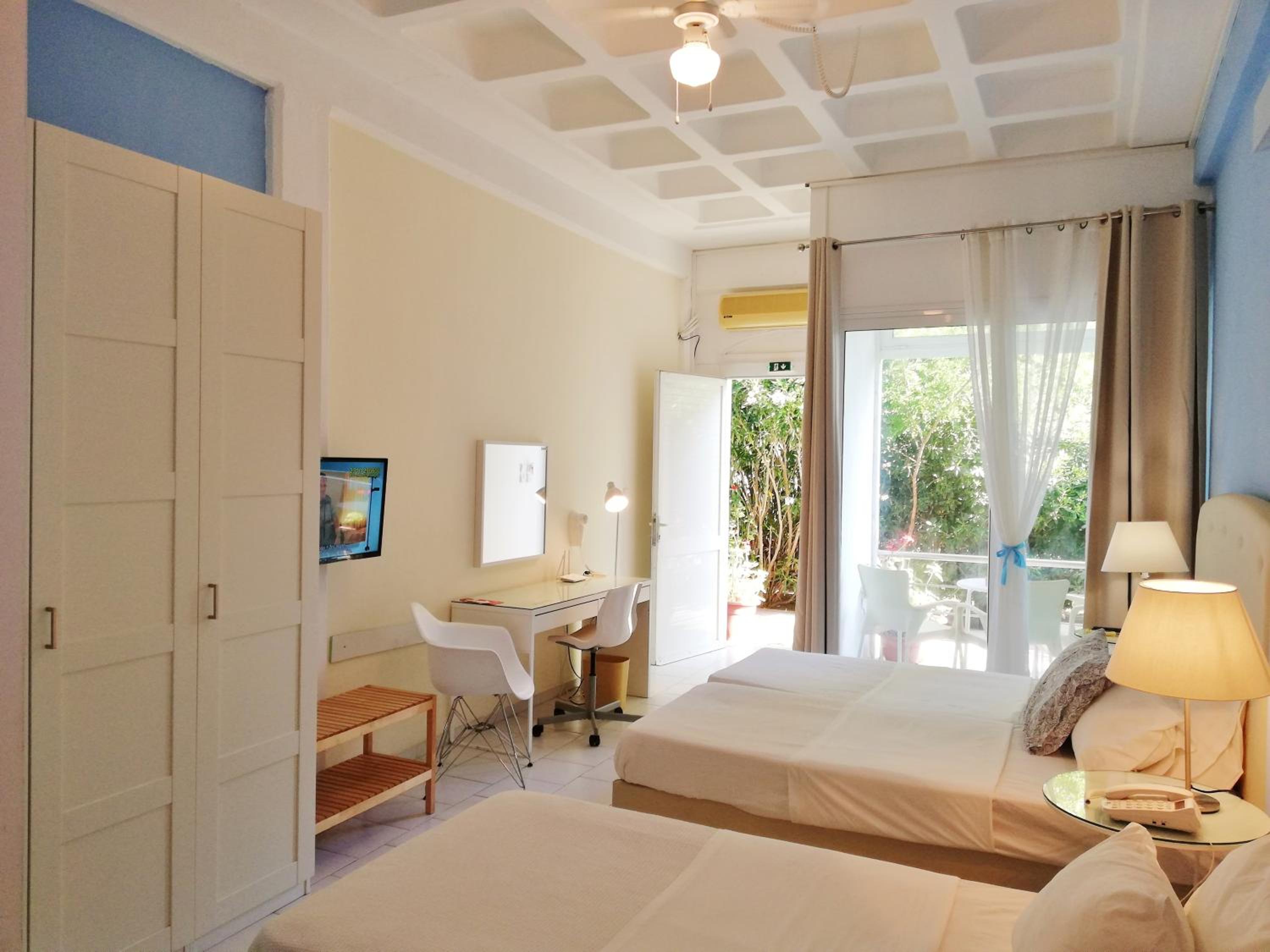 Triple bed studio with garden view - Photo 3