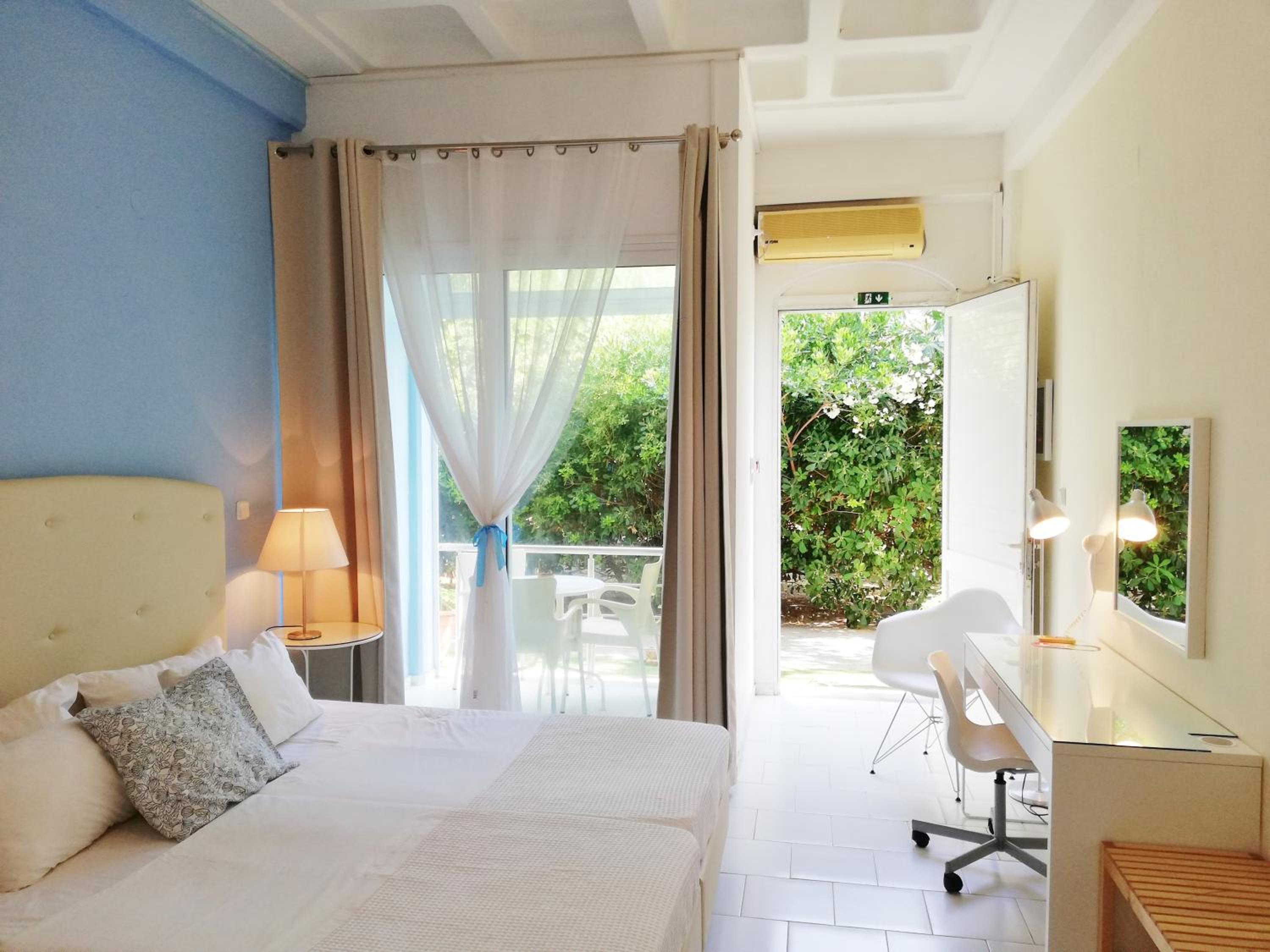 Triple bed studio with garden view - Photo 1