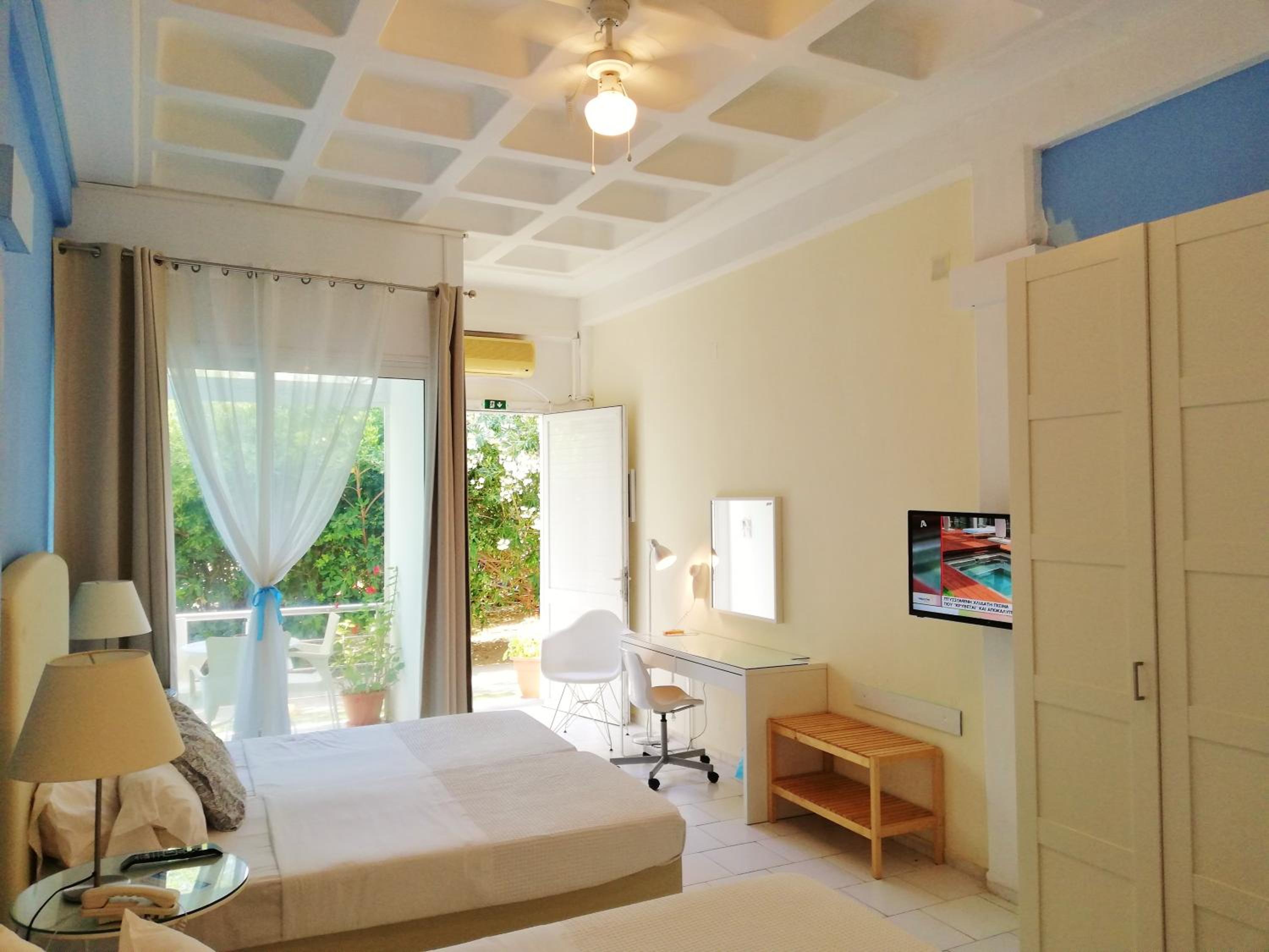 Triple bed studio with garden view - Photo 2