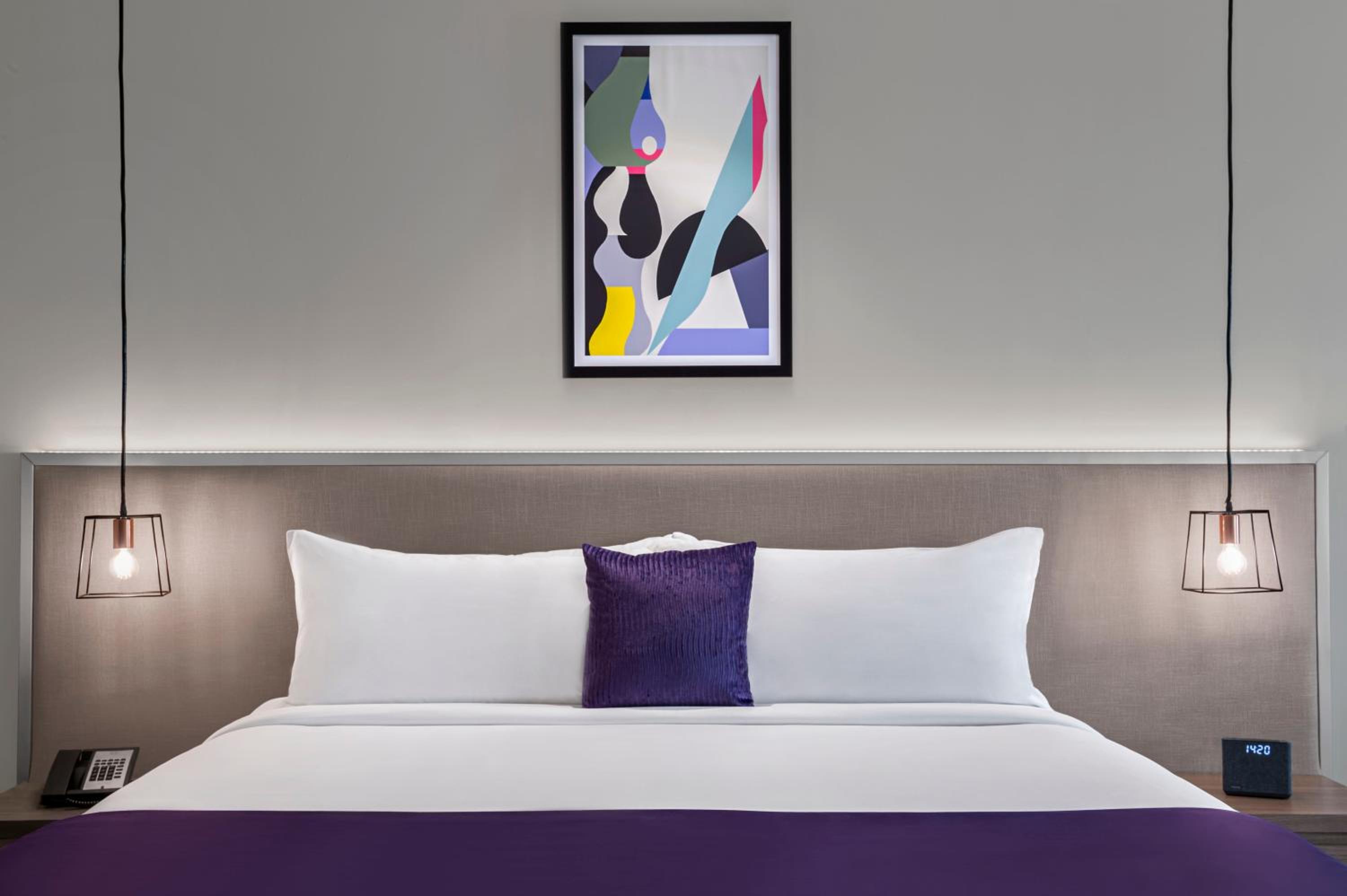 Deluxe King Room - Photo 7