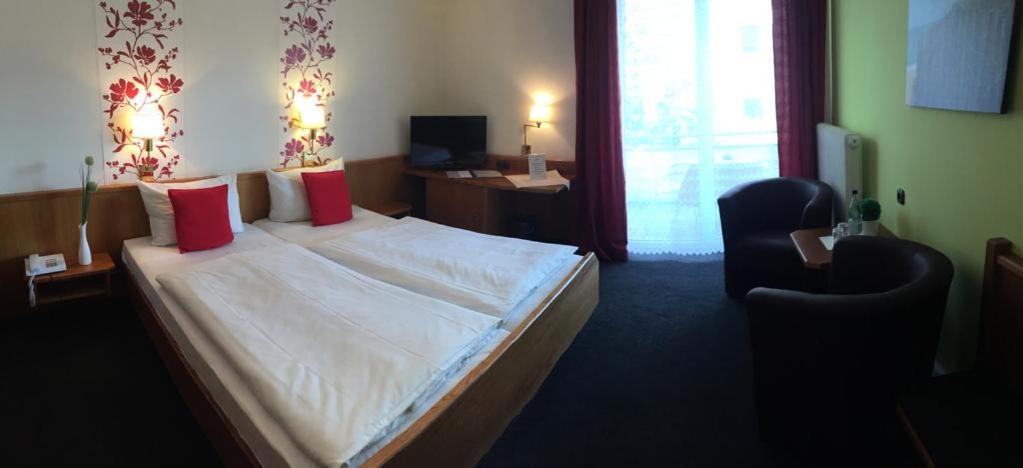Double Room with Balcony - Photo 2