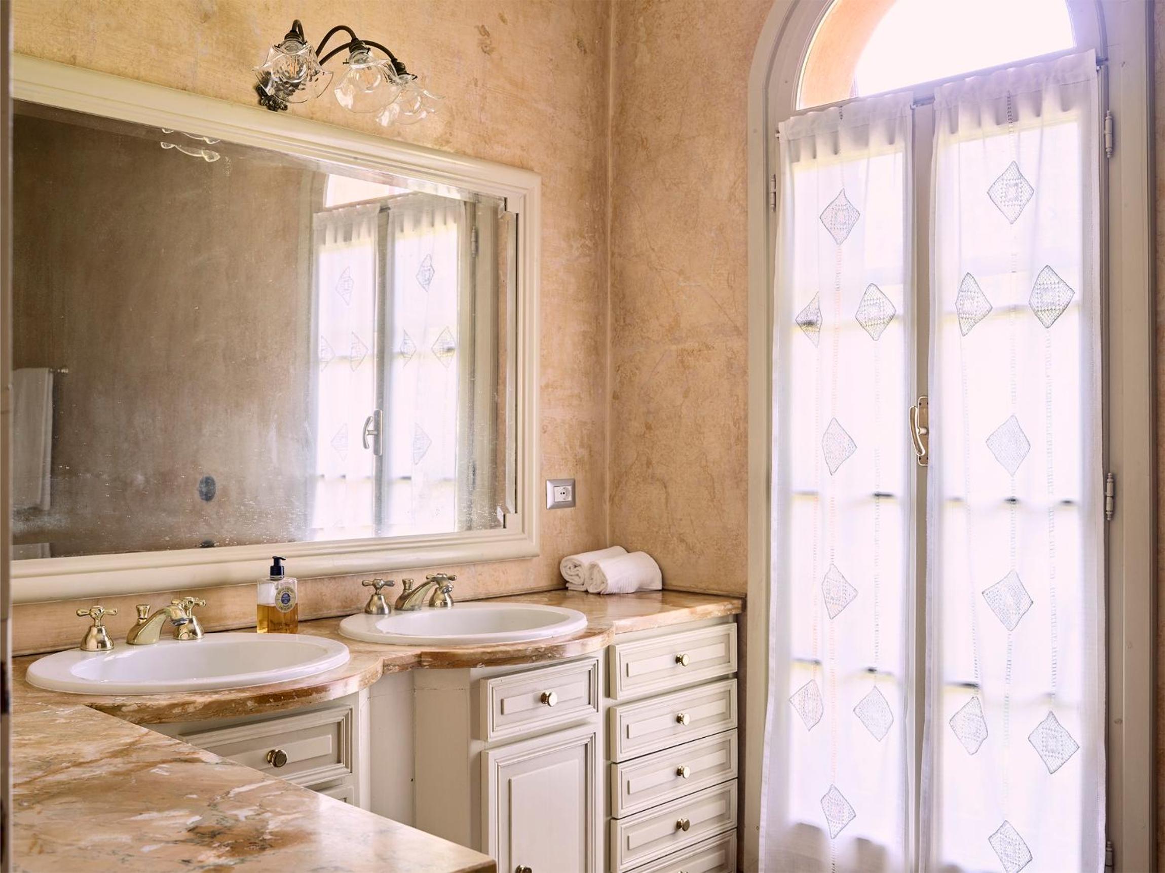 Deluxe Junior Suite - Photo 13