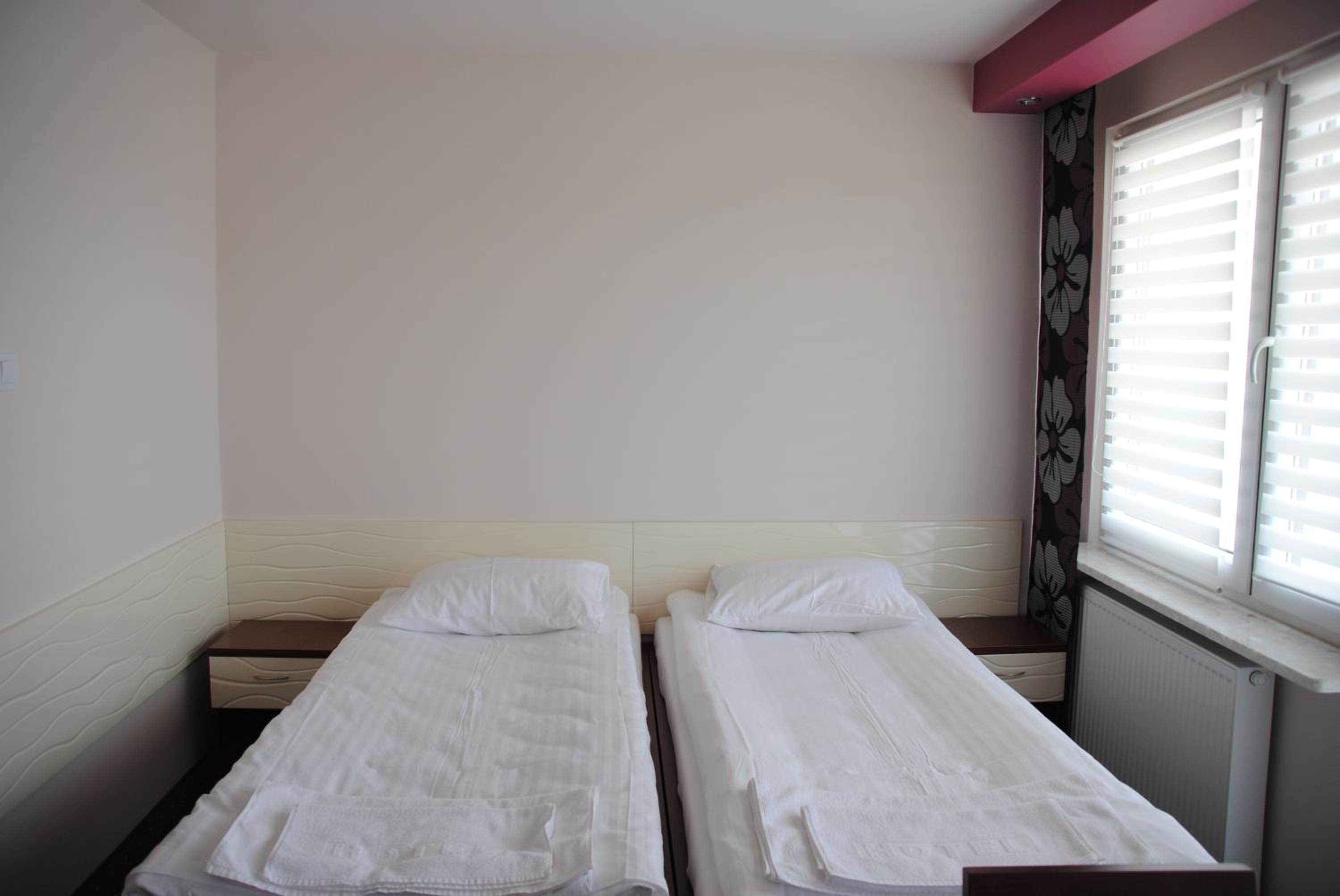 Twin Room - Photo 4