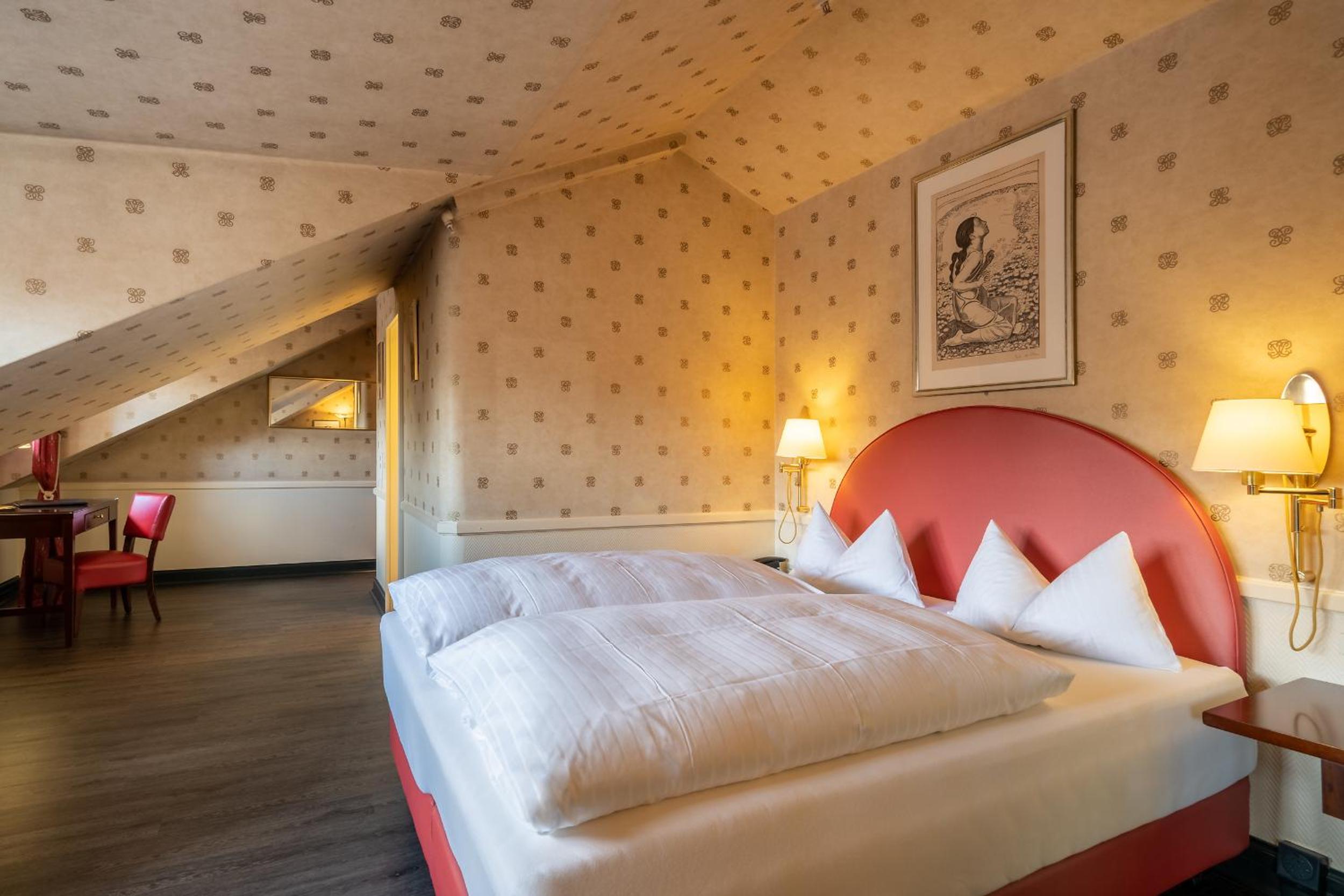 Double Room with Bath - Photo 9