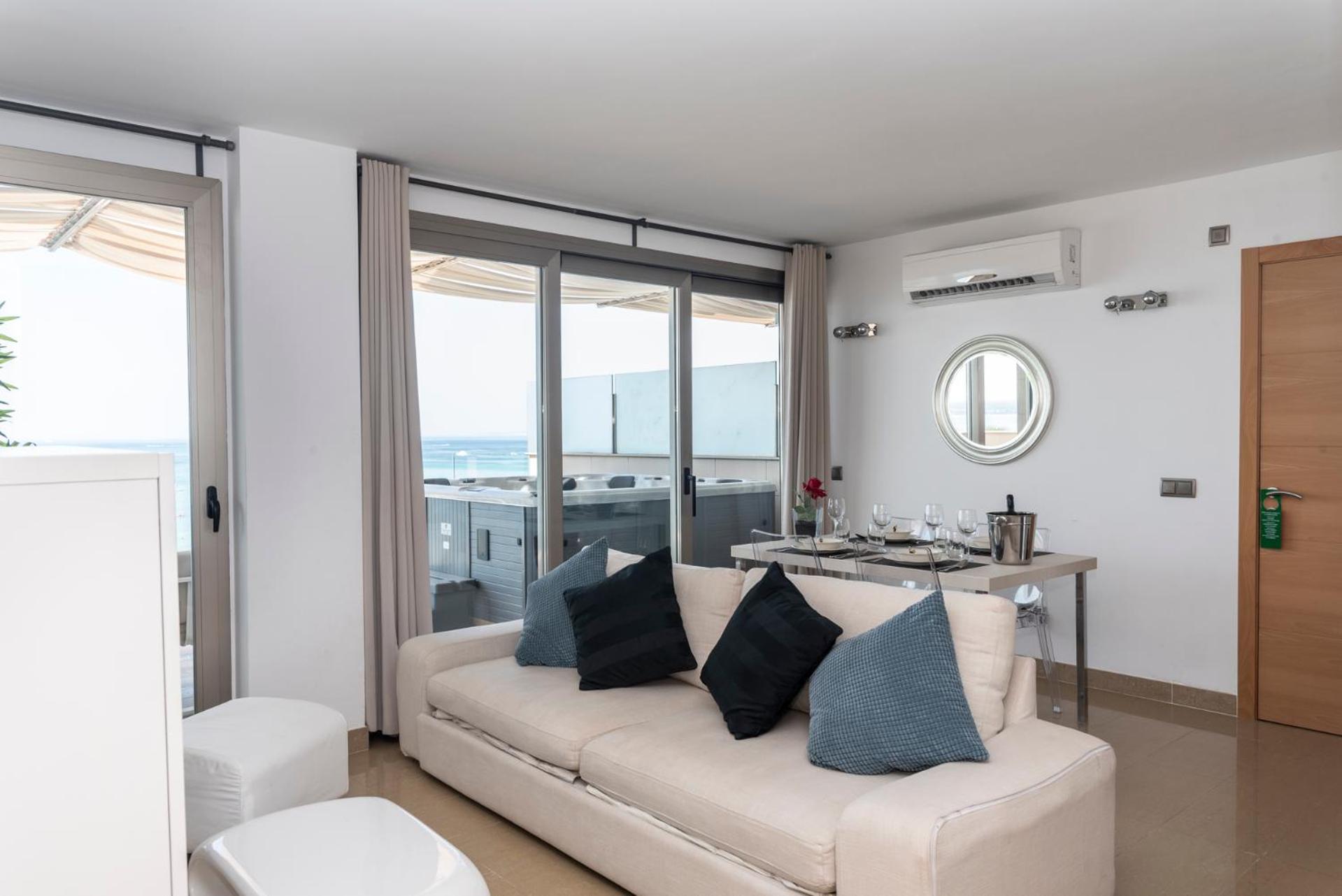 Apartamento de dos dormitorios con terraza y vista al mar.