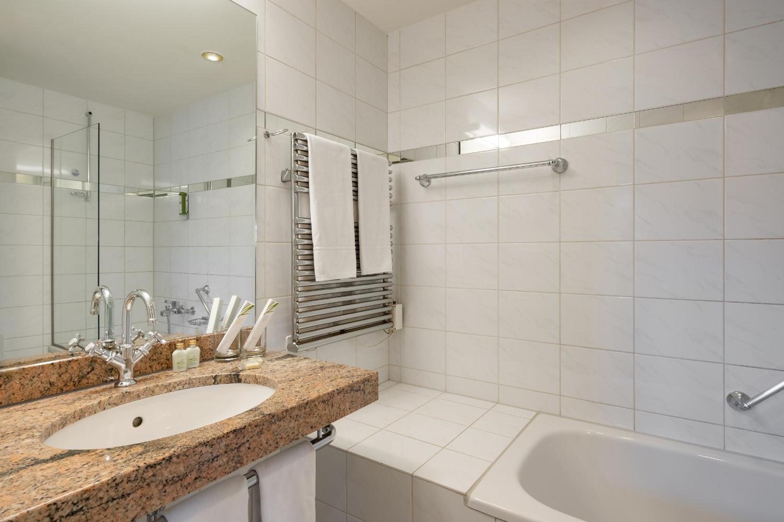 Double Room with Bath - Photo 11