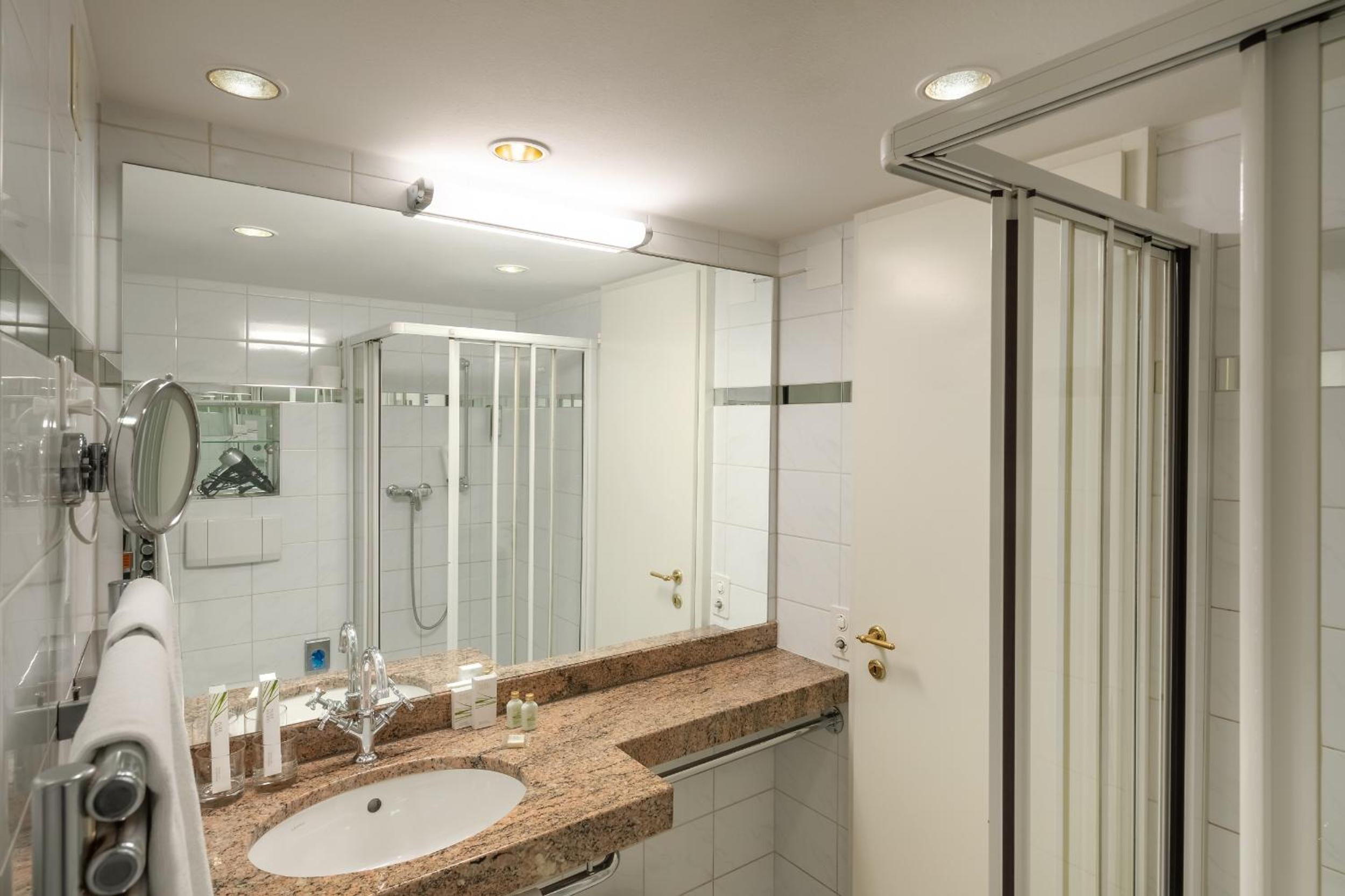 Double Room with Shower - Photo 5