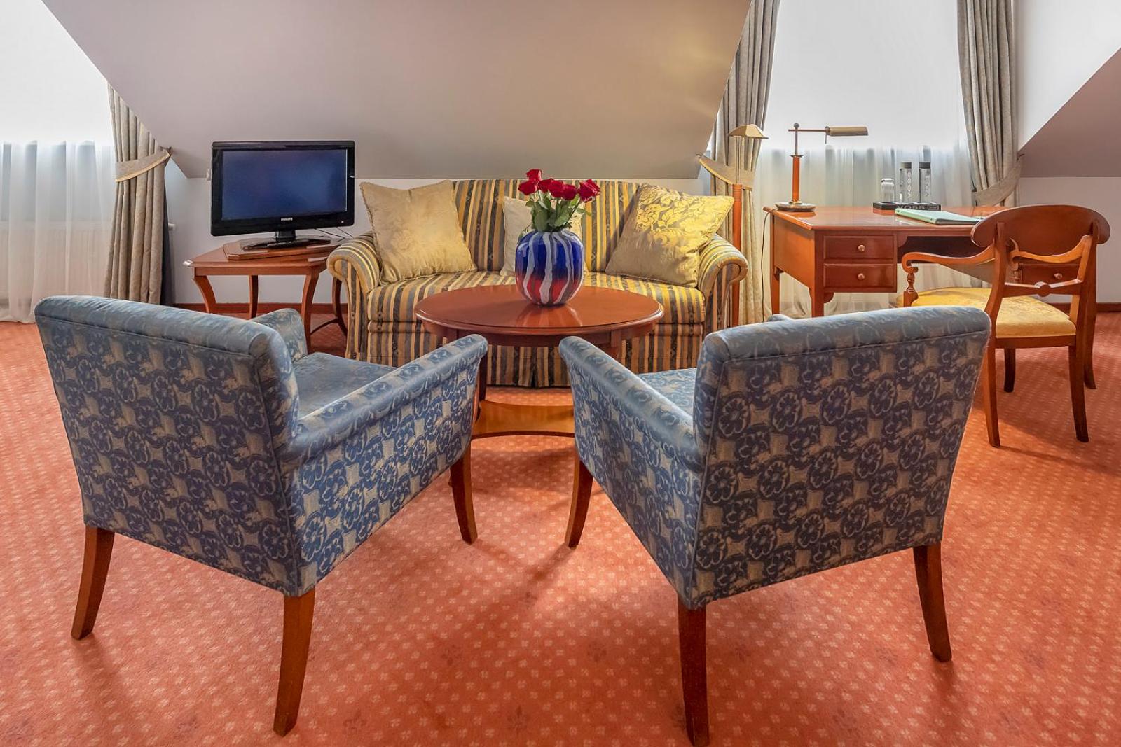 Deluxe Family Suite - Photo 3