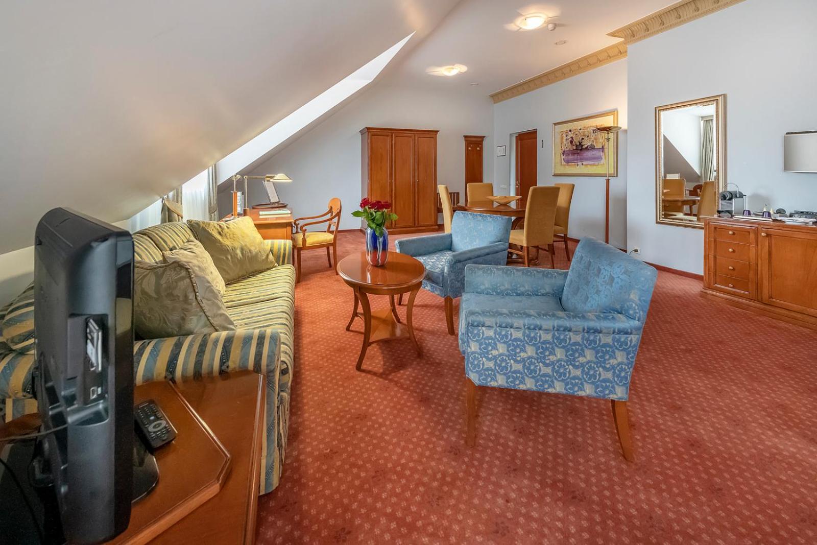 Deluxe Family Suite - Photo 1