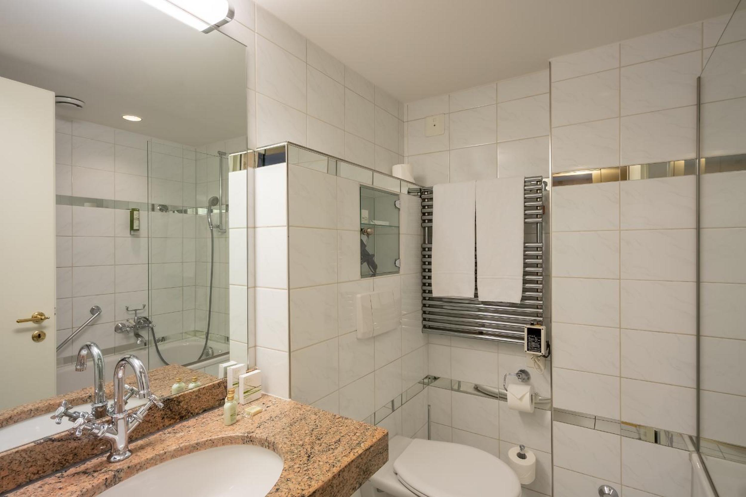 Double Room with Bath - Photo 10
