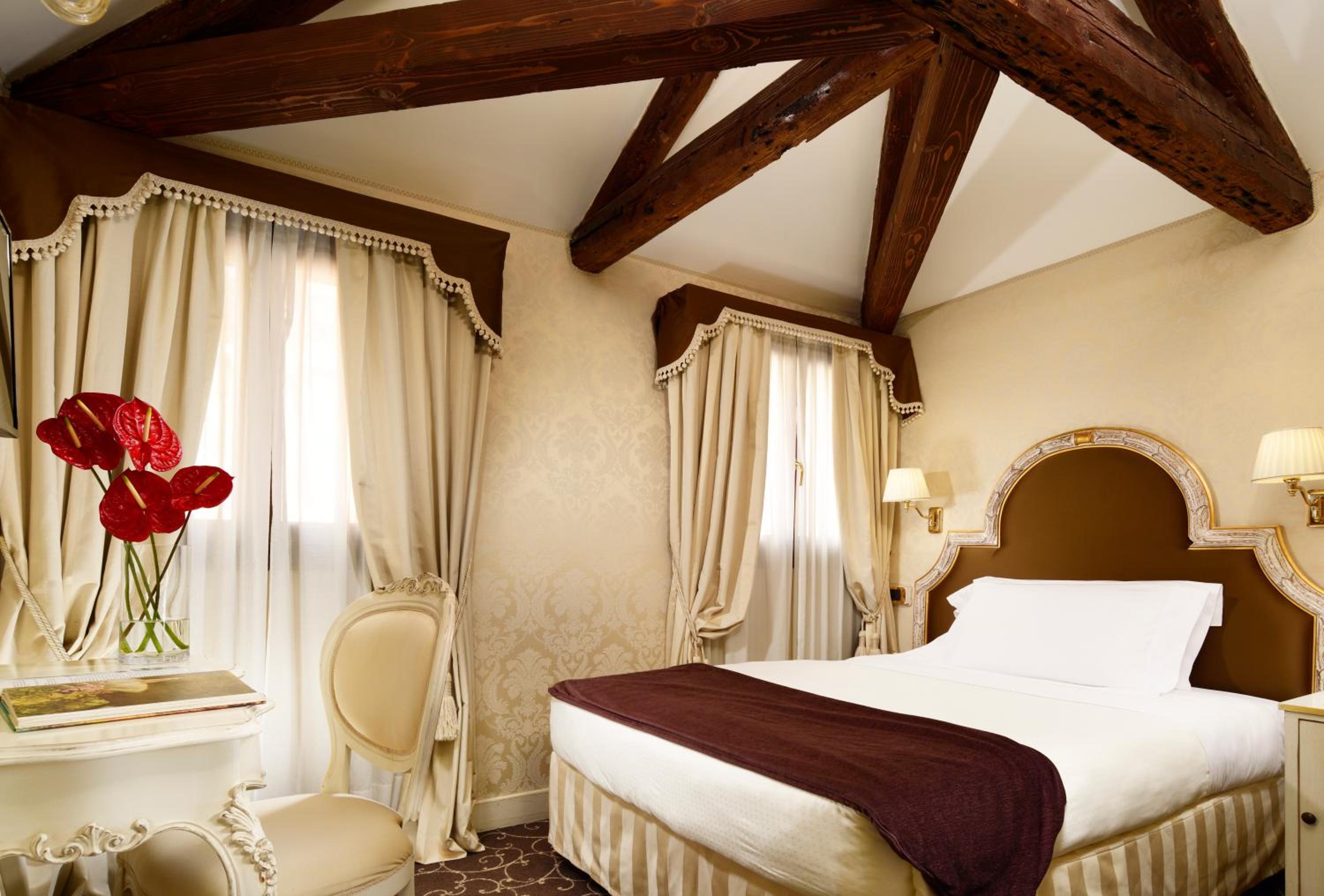 Superior Single Room with French Bed photo 2
