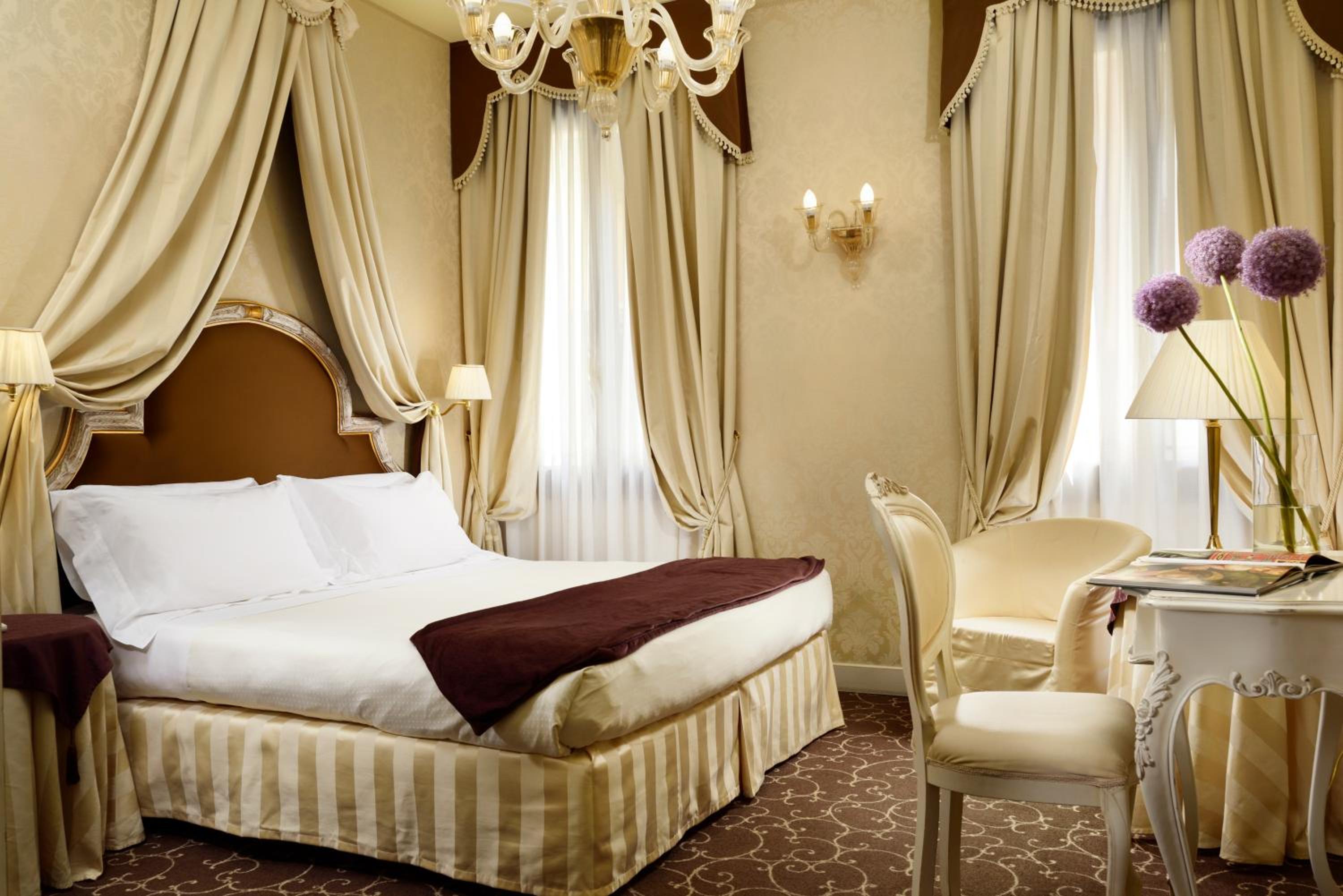 Superior Double Room with Sofa Bed photo 3