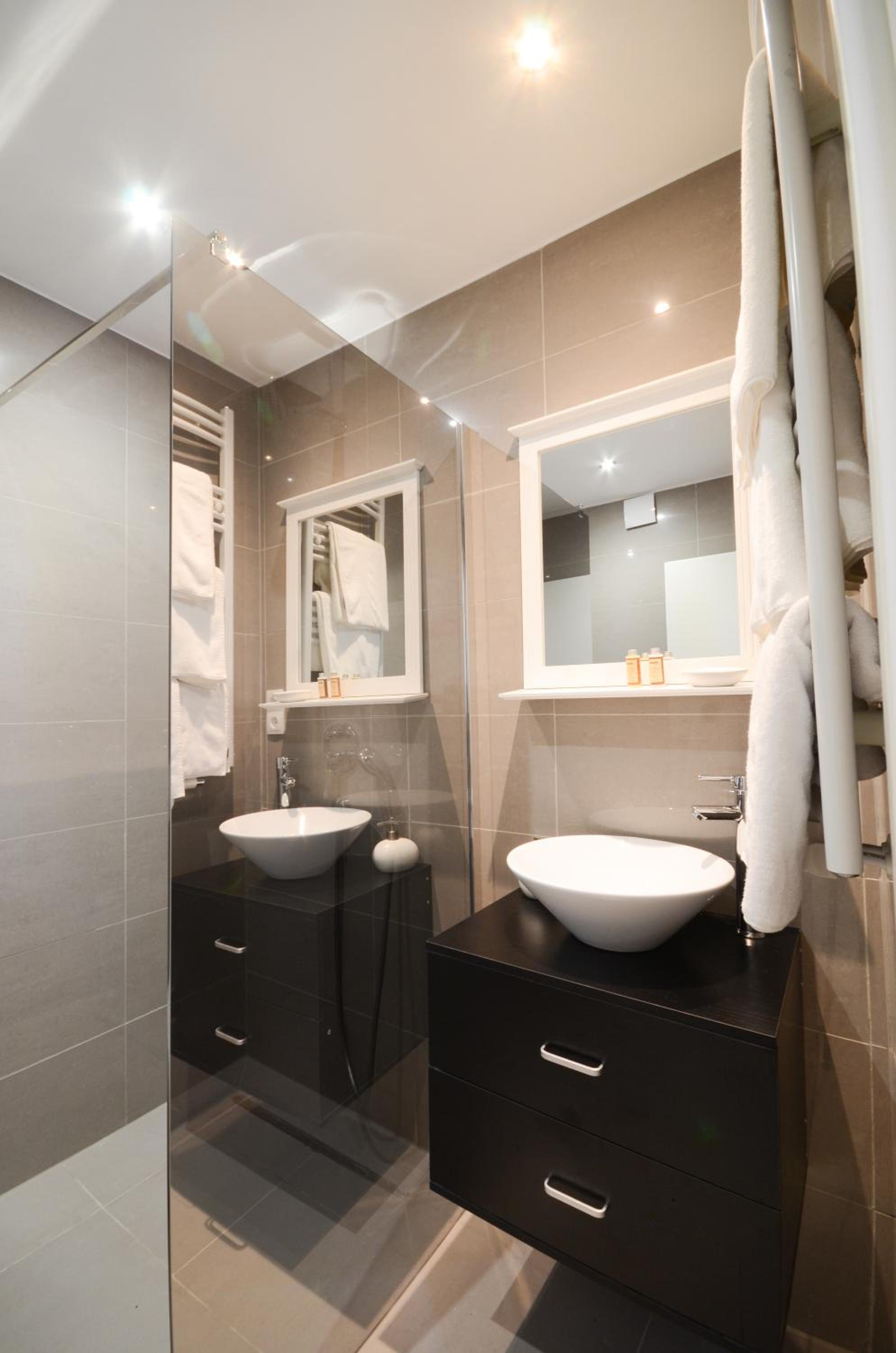 Standard Double Room - Photo 11