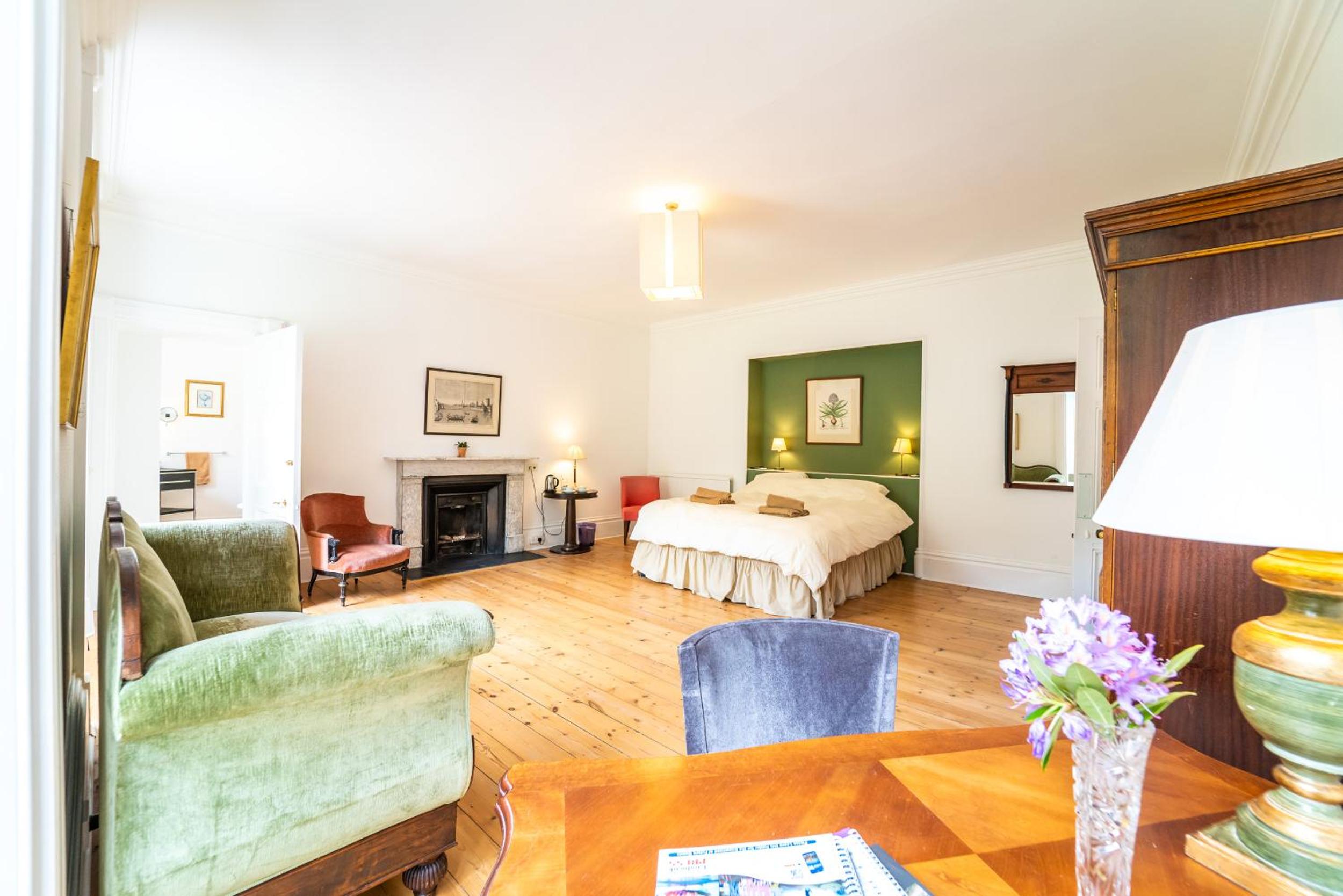 Large Double Room - Photo 3