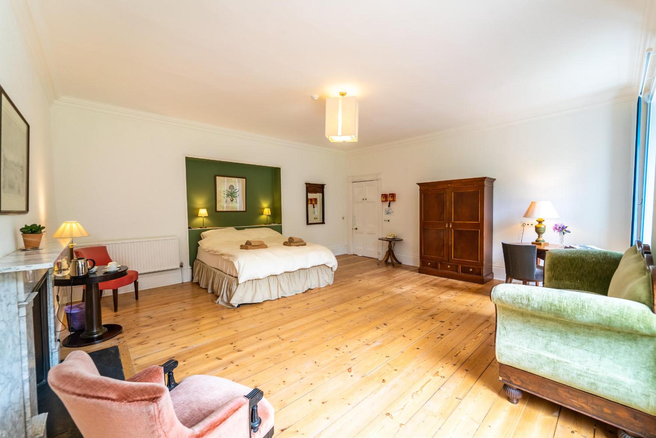 Large Double Room - Photo 4