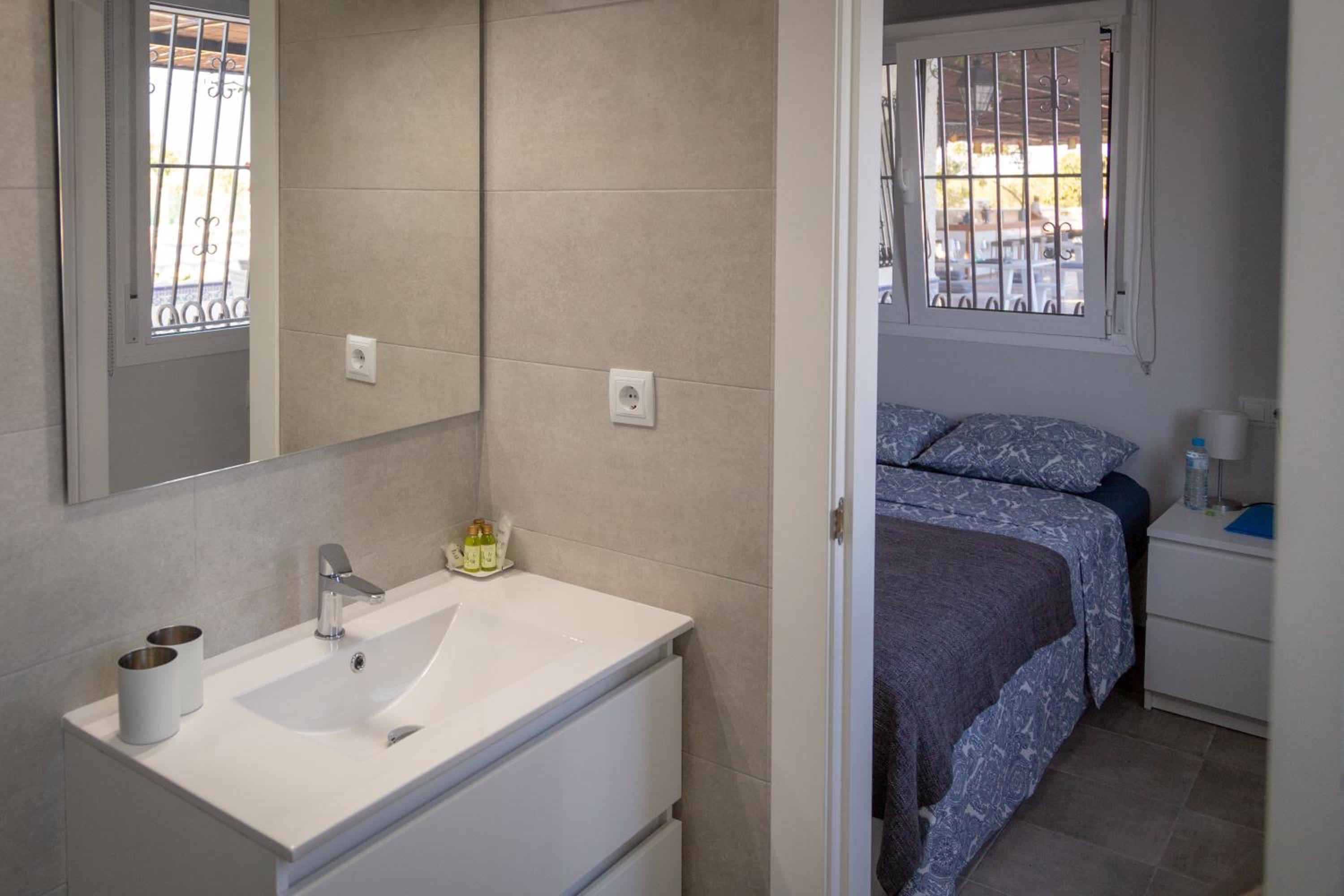Budget Double Room photo 3