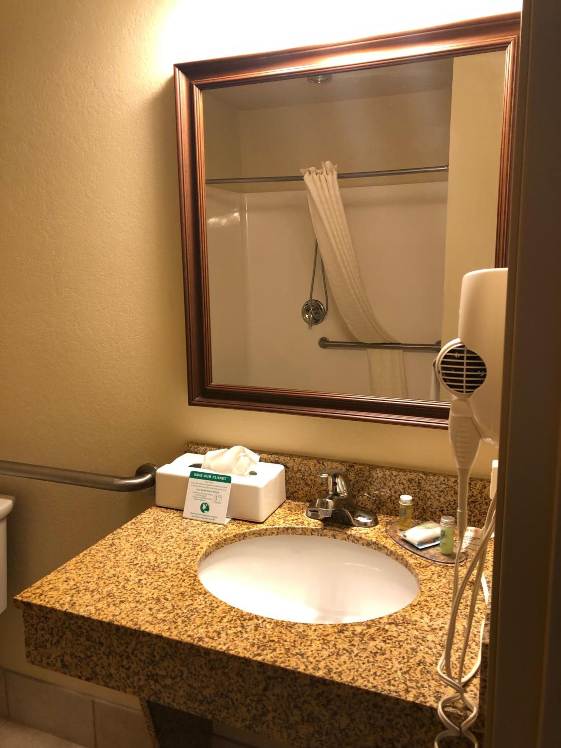 Queen Room - Disability Access - Photo 4