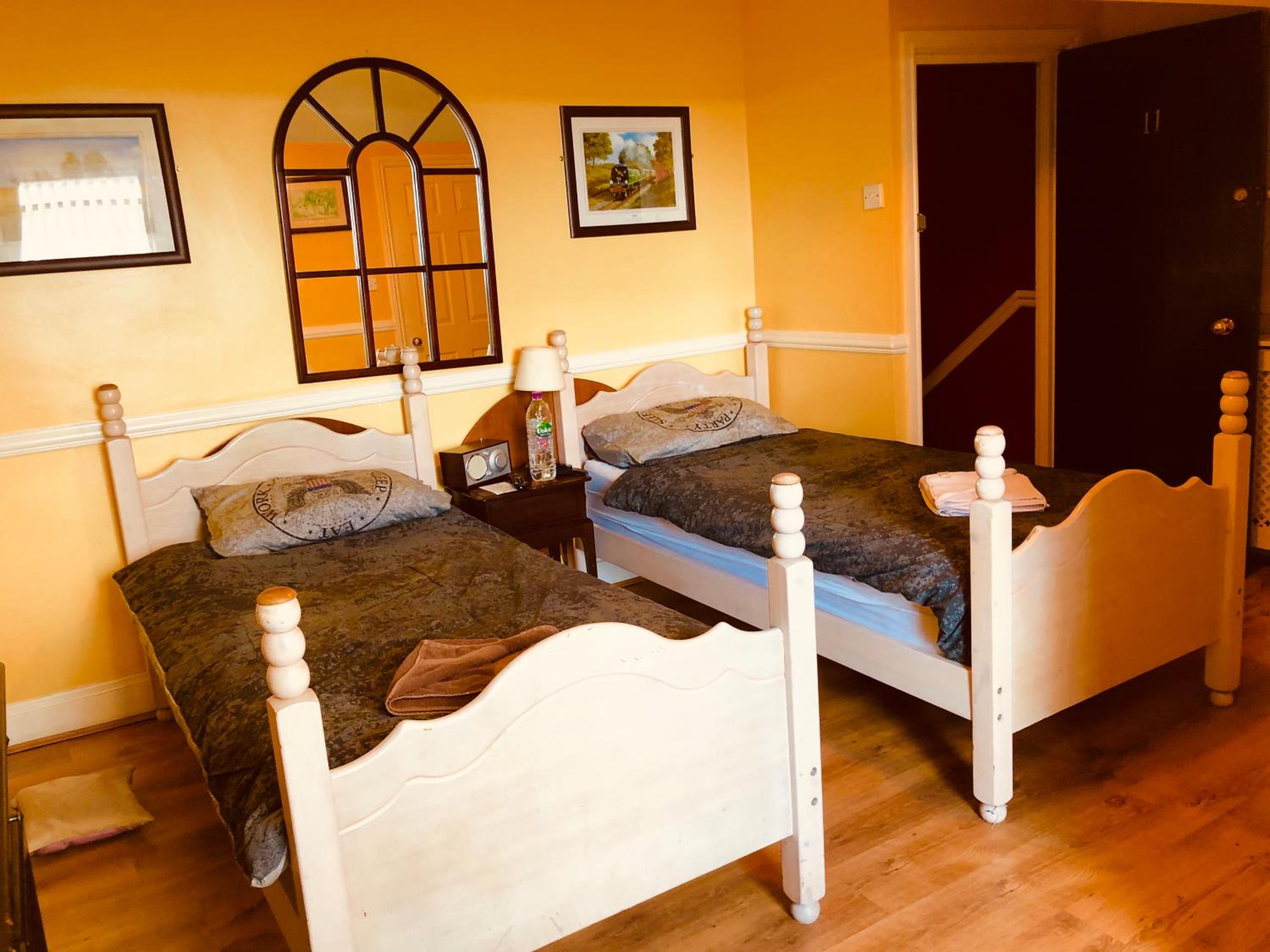 Twin Room with Private Bathroom - Photo 2