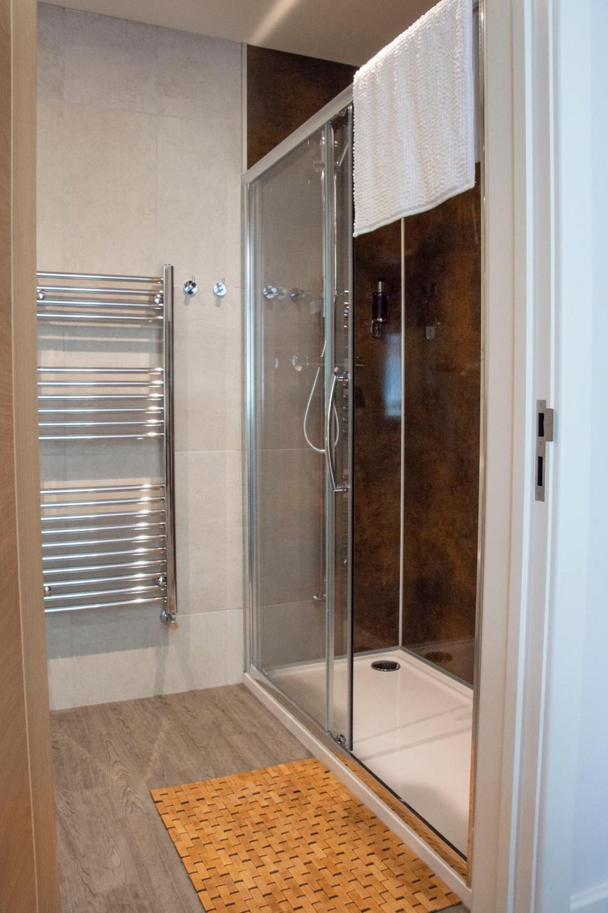 Double or Twin Room with Extra Bed - Photo 8
