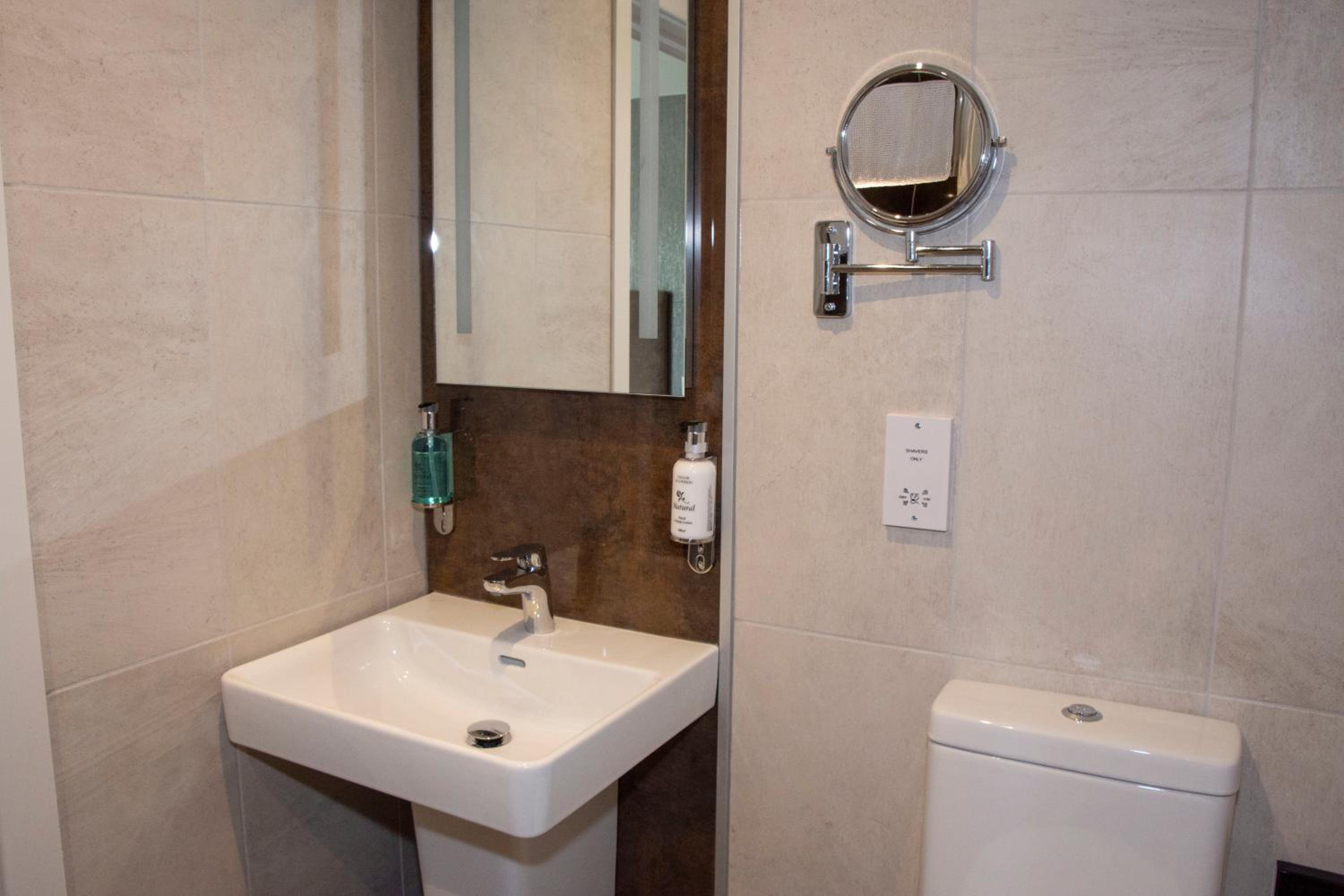 Double or Twin Room with Extra Bed - Photo 10