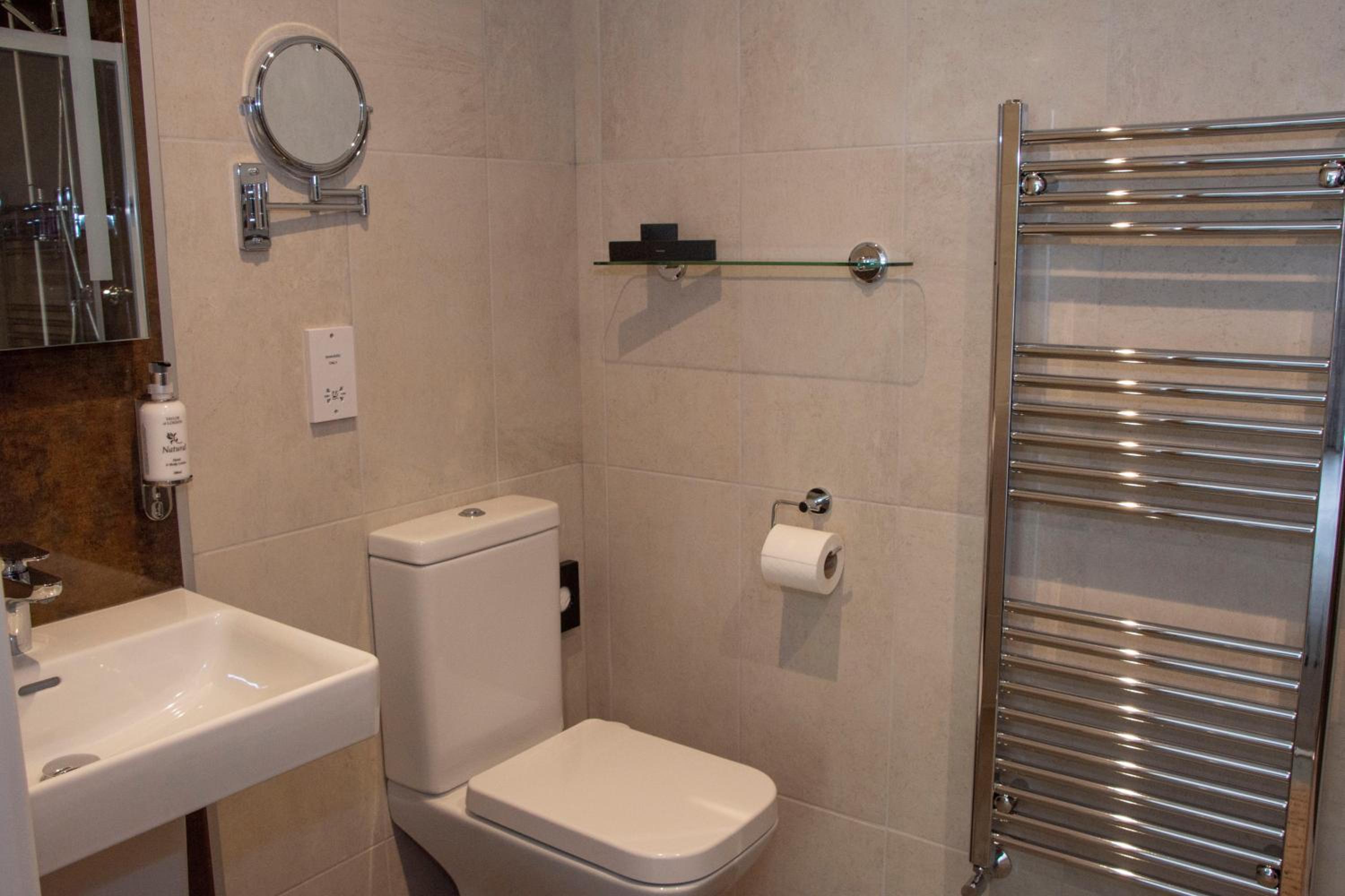 Double or Twin Room with Extra Bed - Photo 11