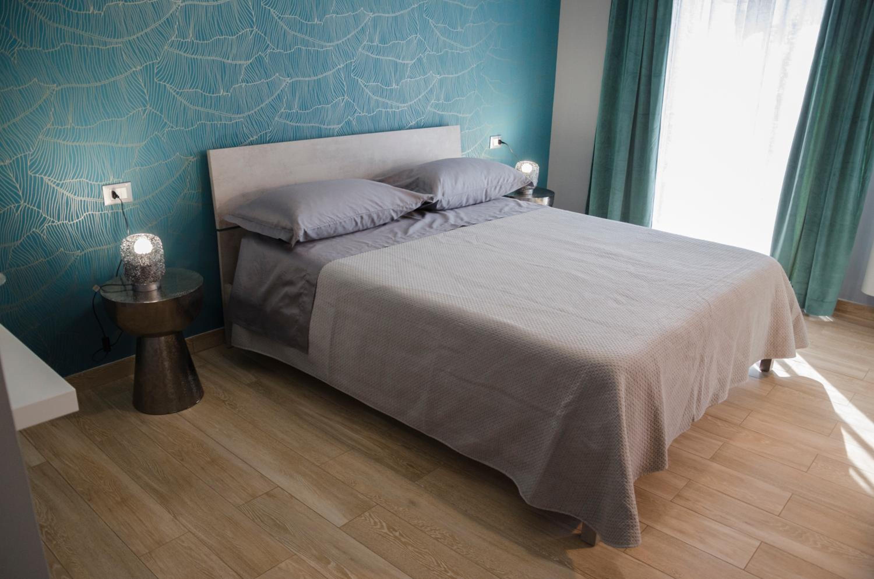 King Room with Balcony - Photo 6