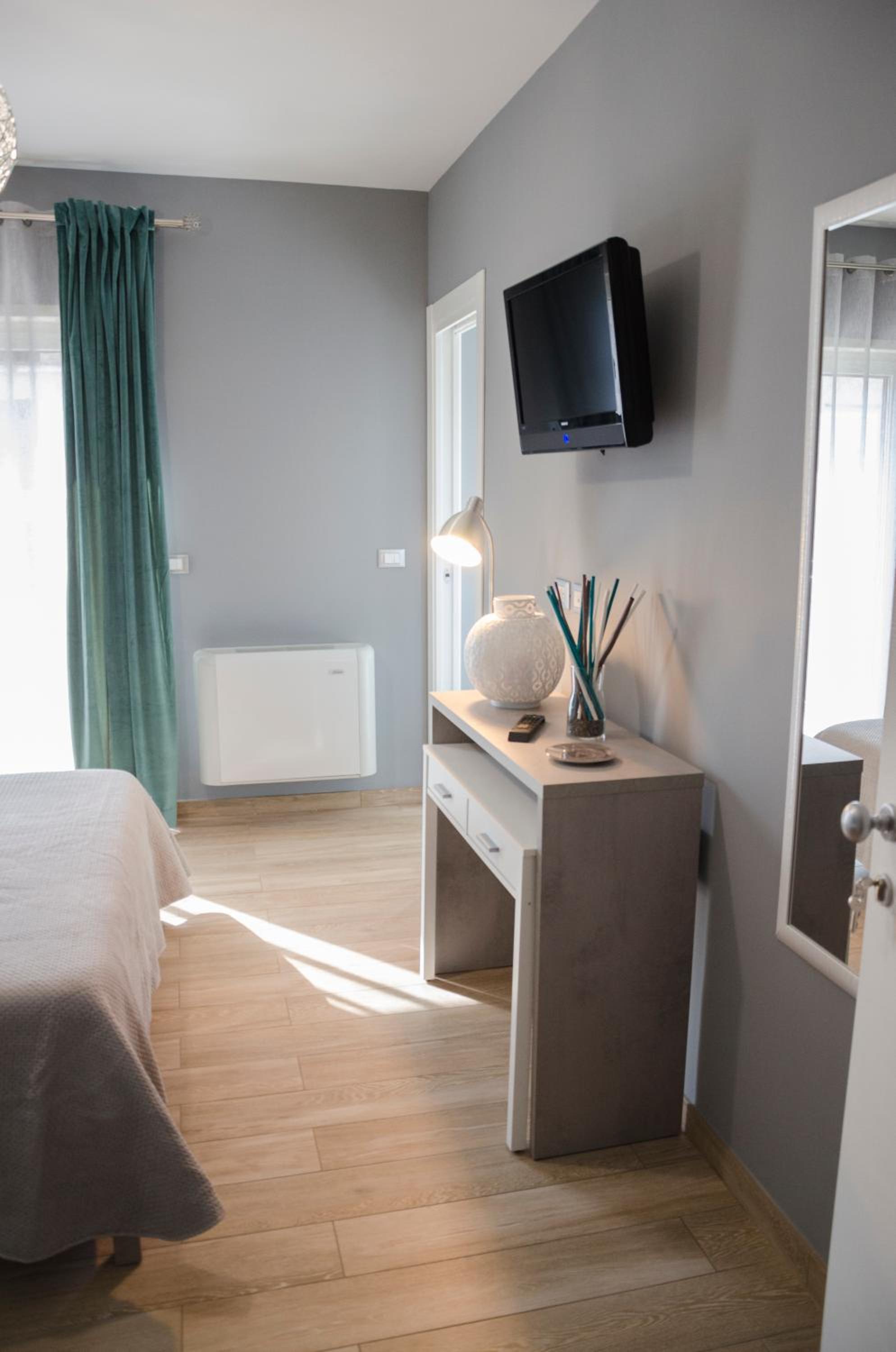 King Room with Balcony - Photo 3
