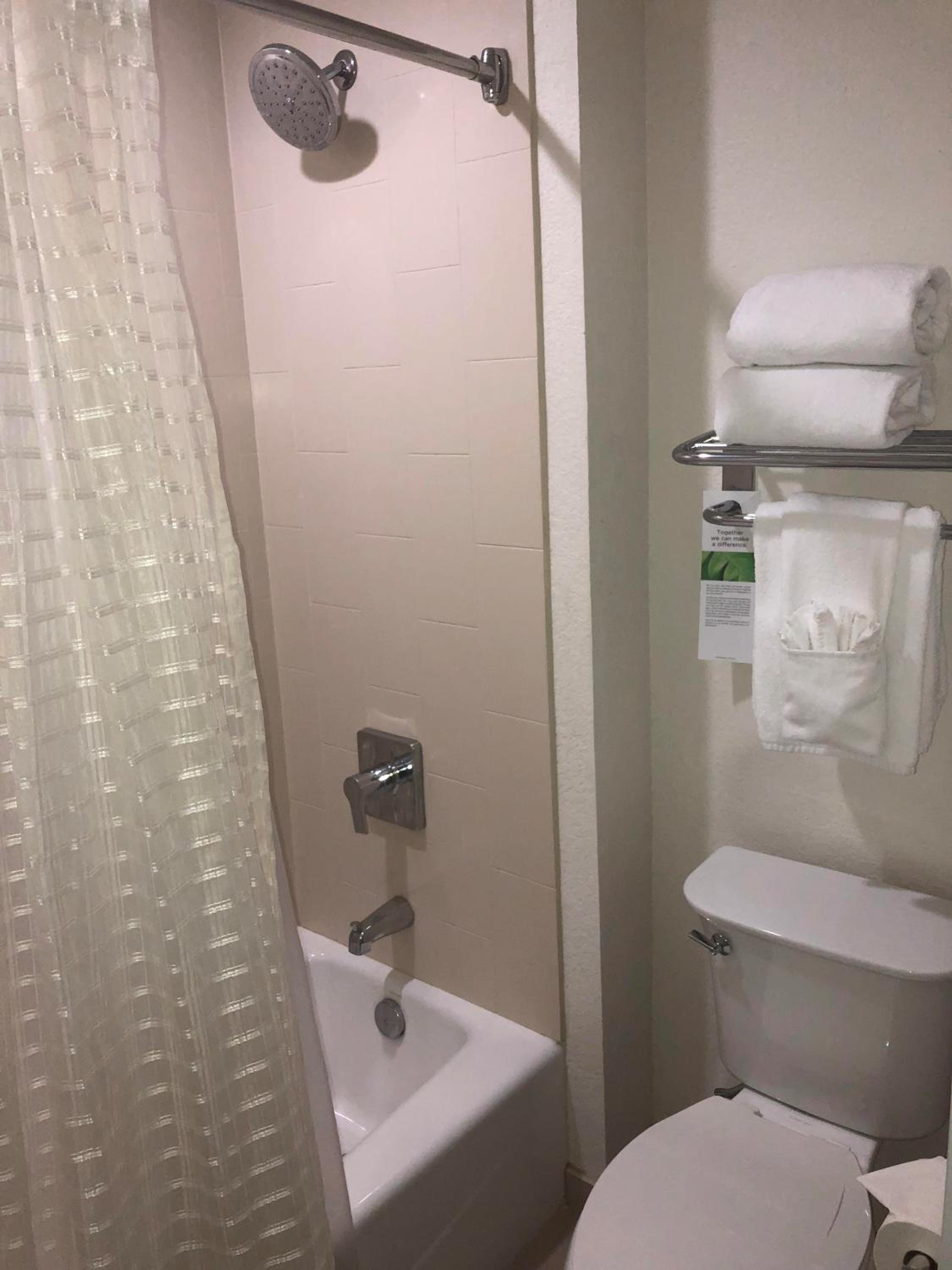 Two-Bedroom Queen Suite - Photo 5