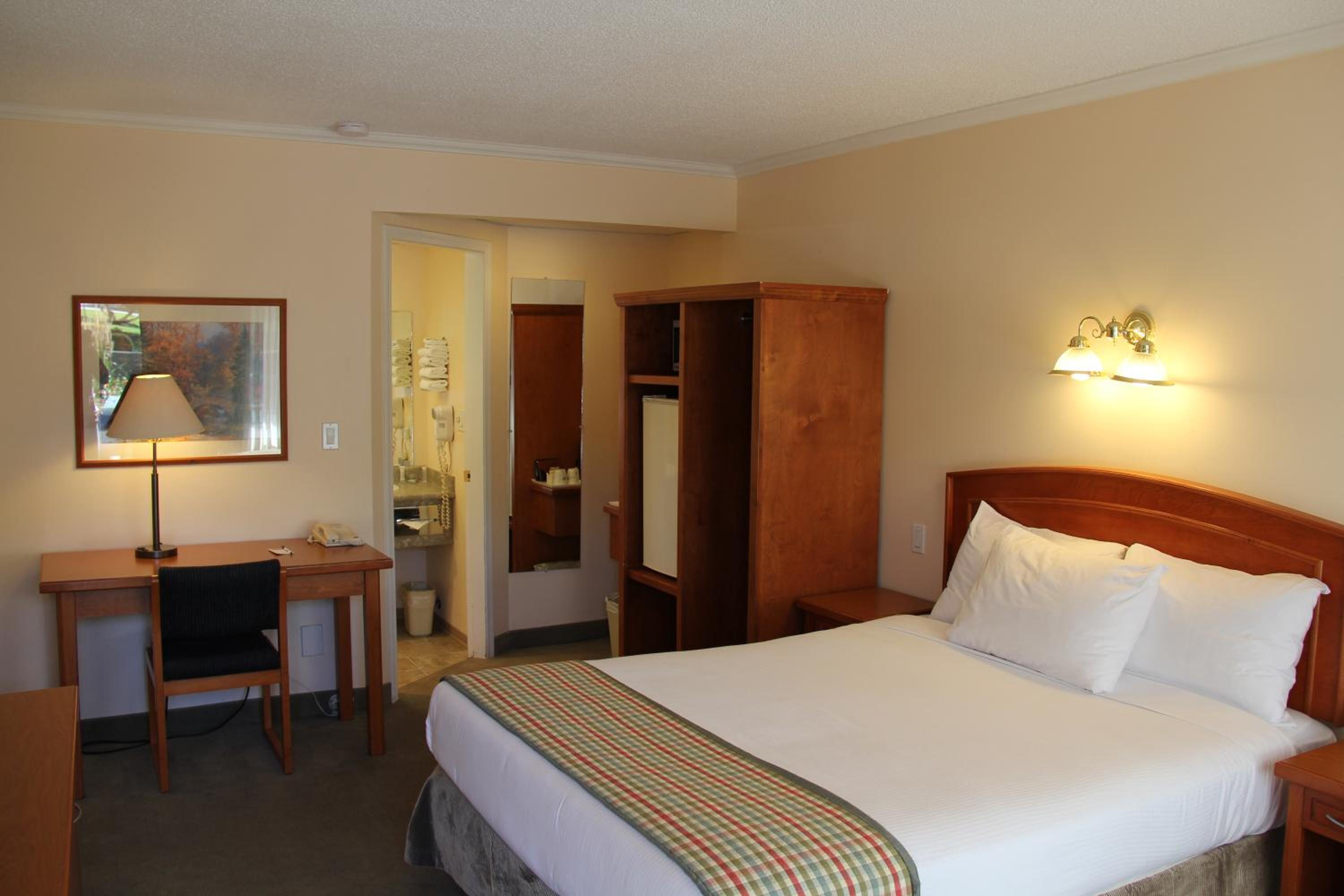 Queen Room - Non-Smoking photo 3