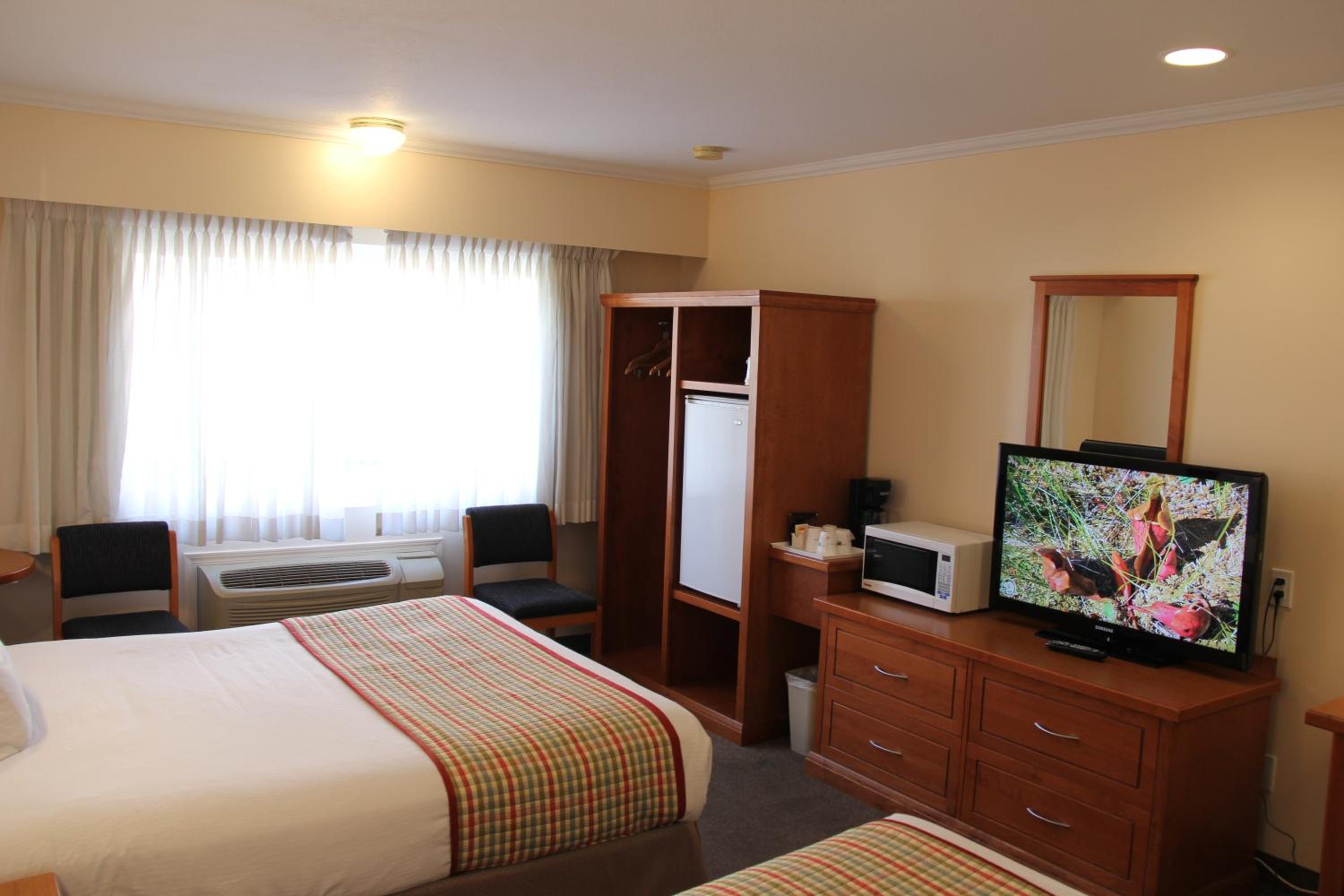 Queen Room with Two Queen Beds - Non-Smoking photo 2