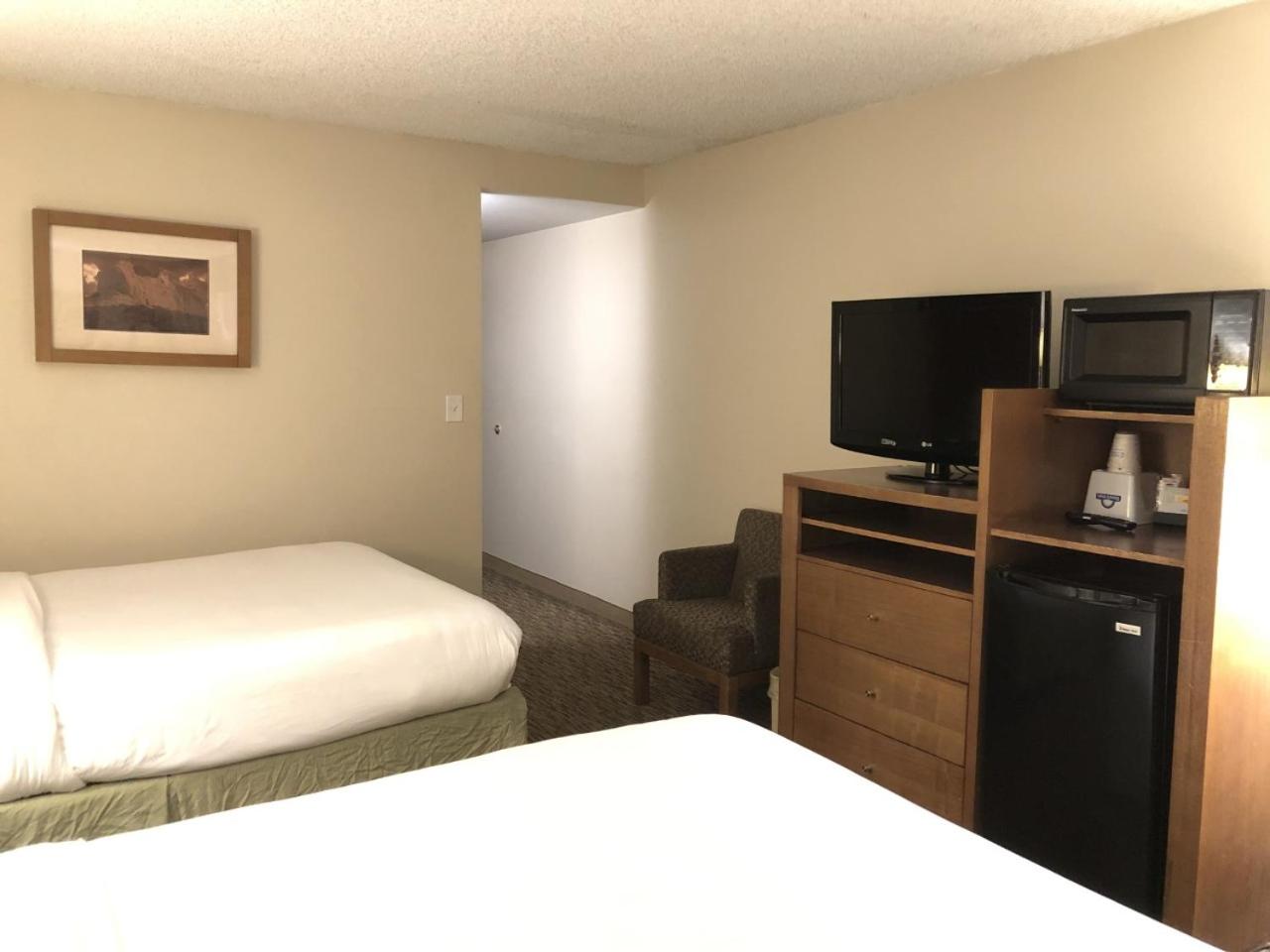 Queen Room with Two Queen Beds - Non-Smoking photo 1