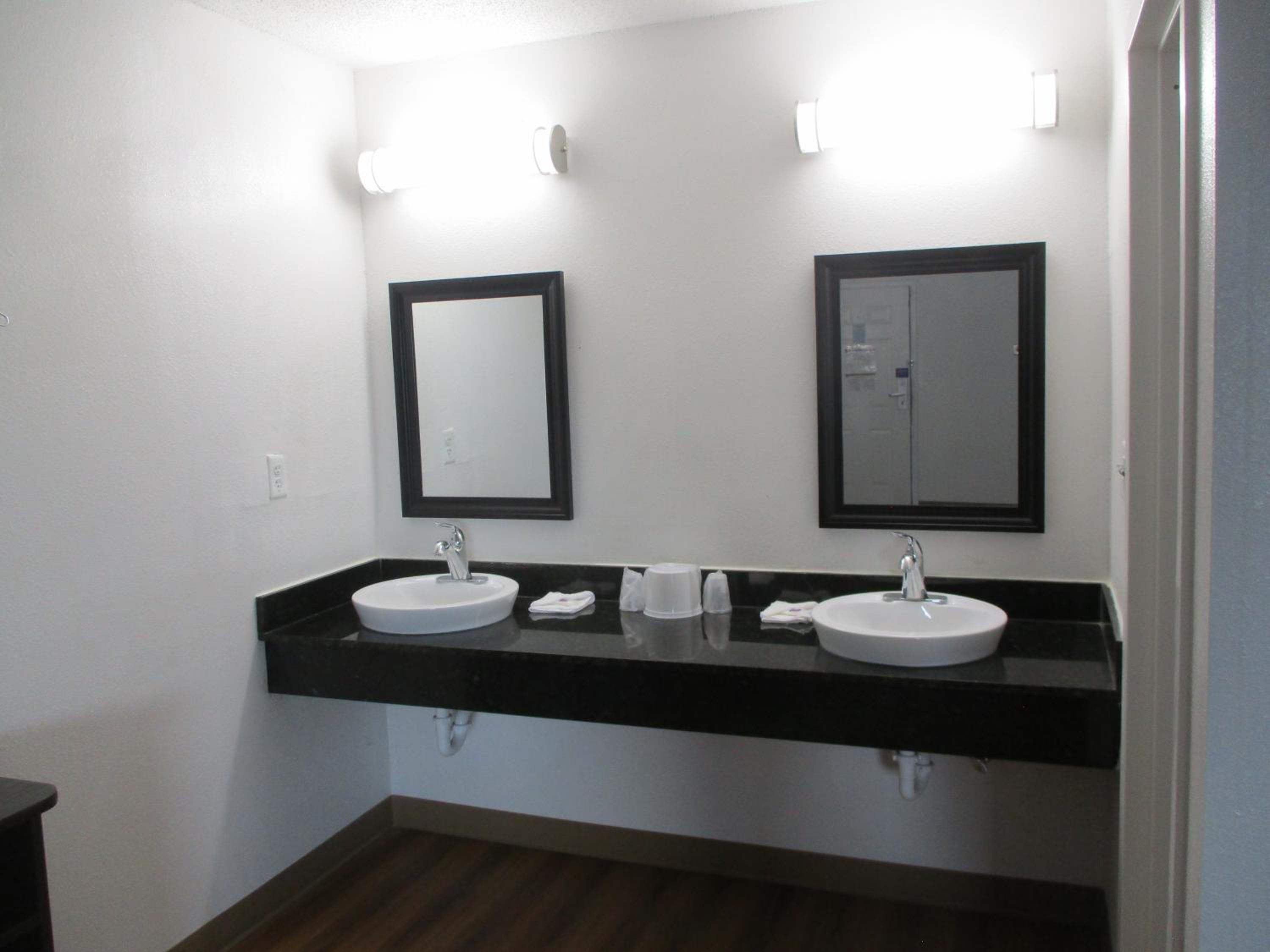 Queen Room - Non-Smoking - Photo 8