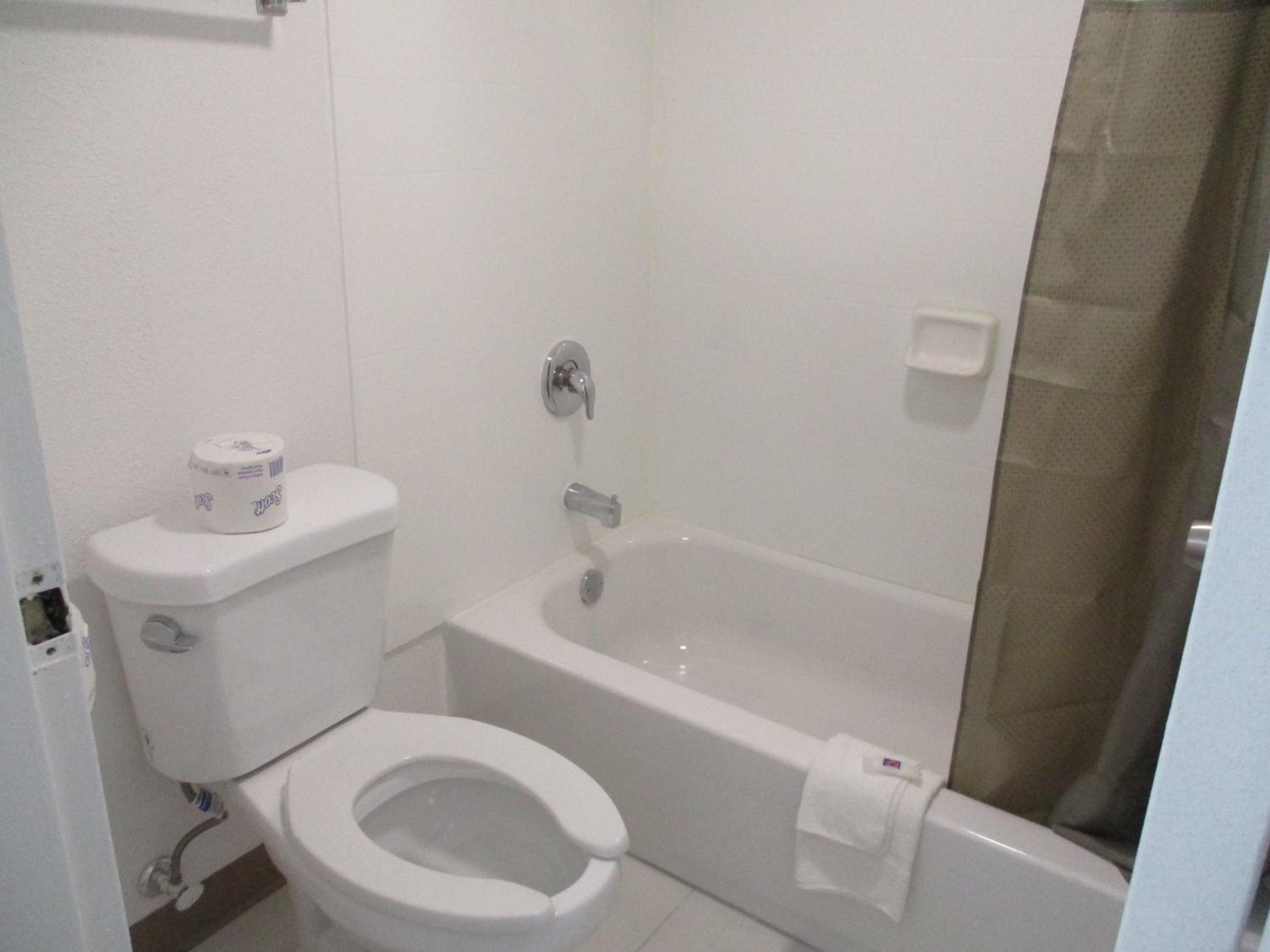 Queen Room - Non-Smoking - Photo 9
