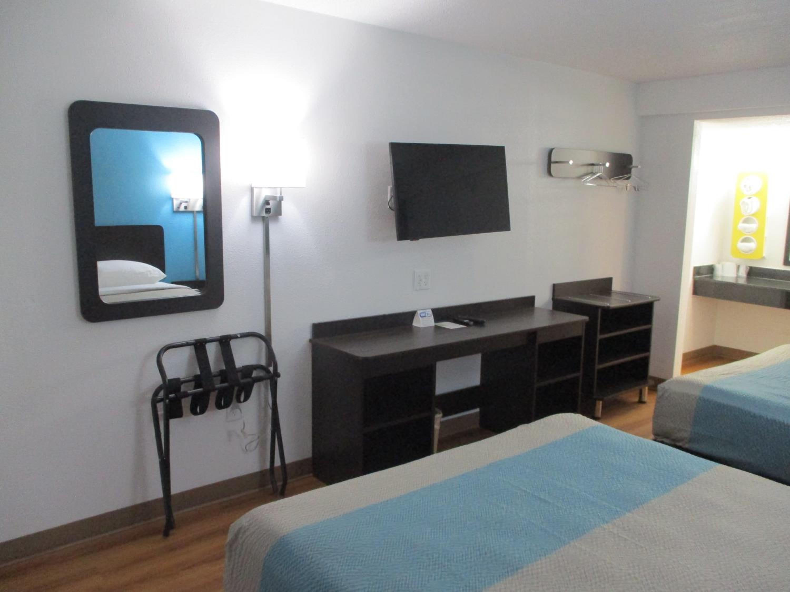 Deluxe Queen Room with Two Queen Beds - Non-Smoking - Photo 23