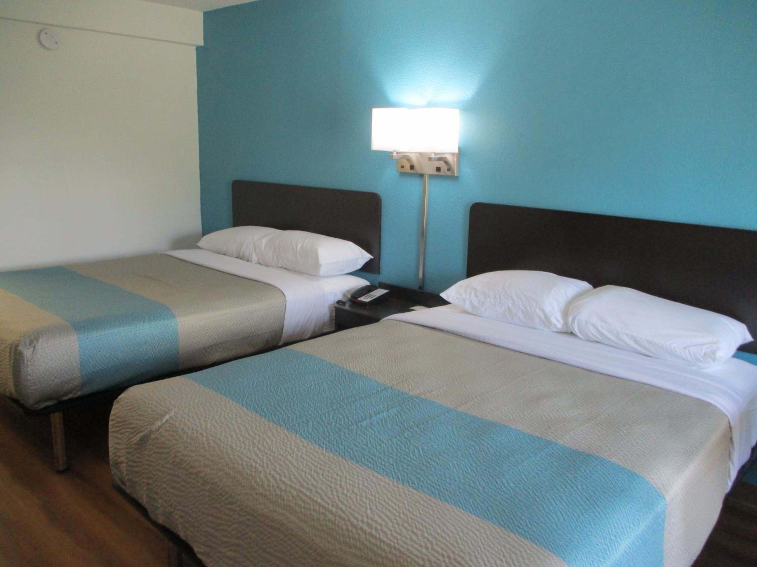 Deluxe Queen Room with Two Queen Beds - Non-Smoking - Photo 9