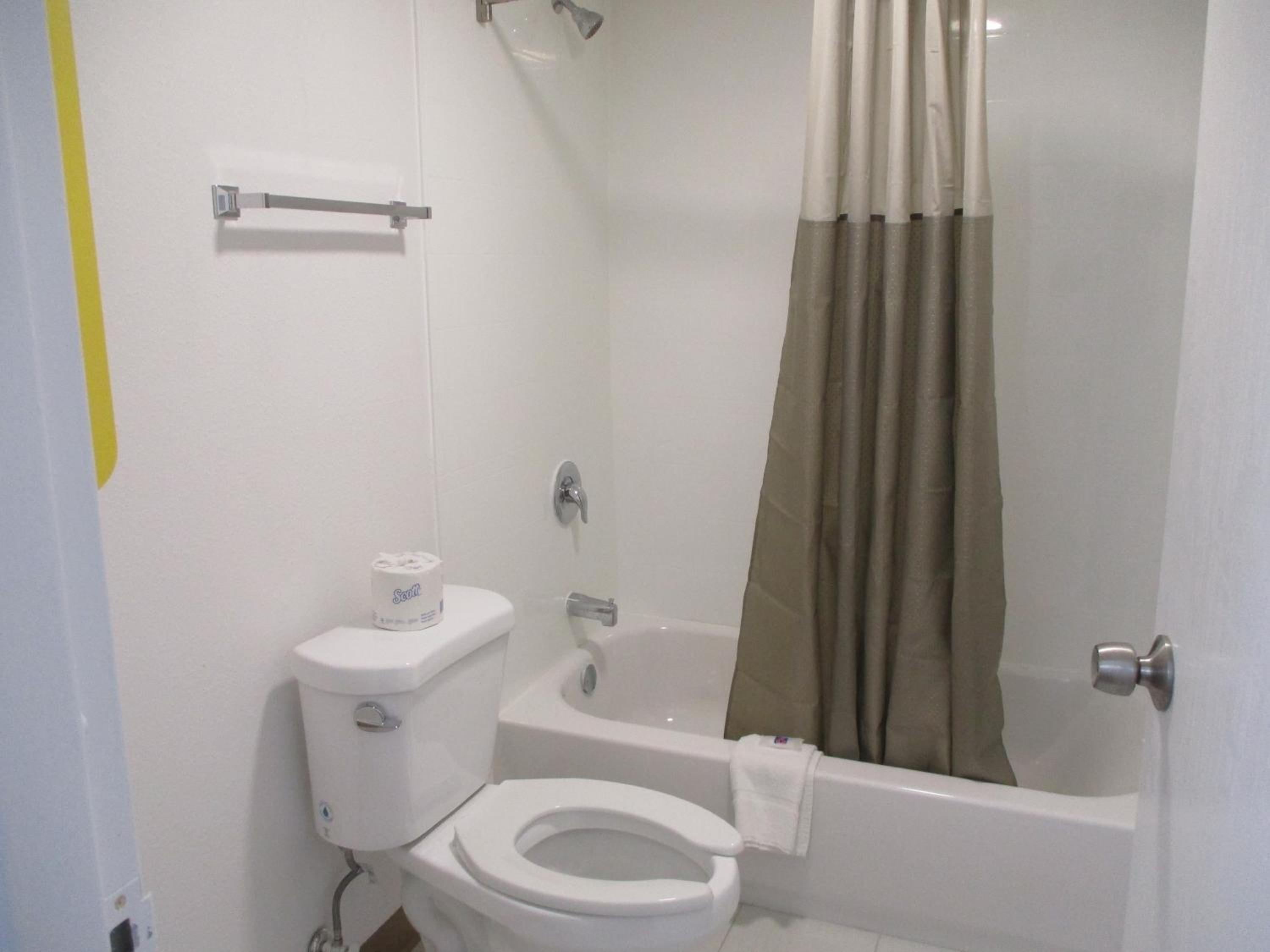 Queen Room - Non-Smoking - Photo 11